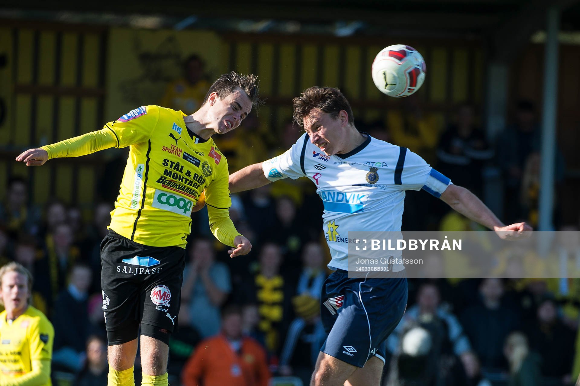 Mjällbys Andreas Blomqvist i en nickduellunder
