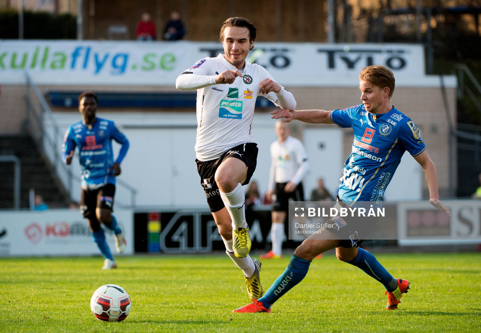 Örebros Nordin Gerzic går förbi  Halmstads Viktor Ljung