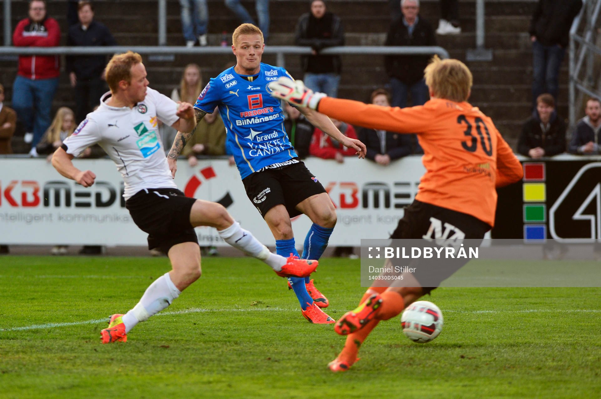 Örebros målvakt Jacob Rinne och Patrik Haginge rensar