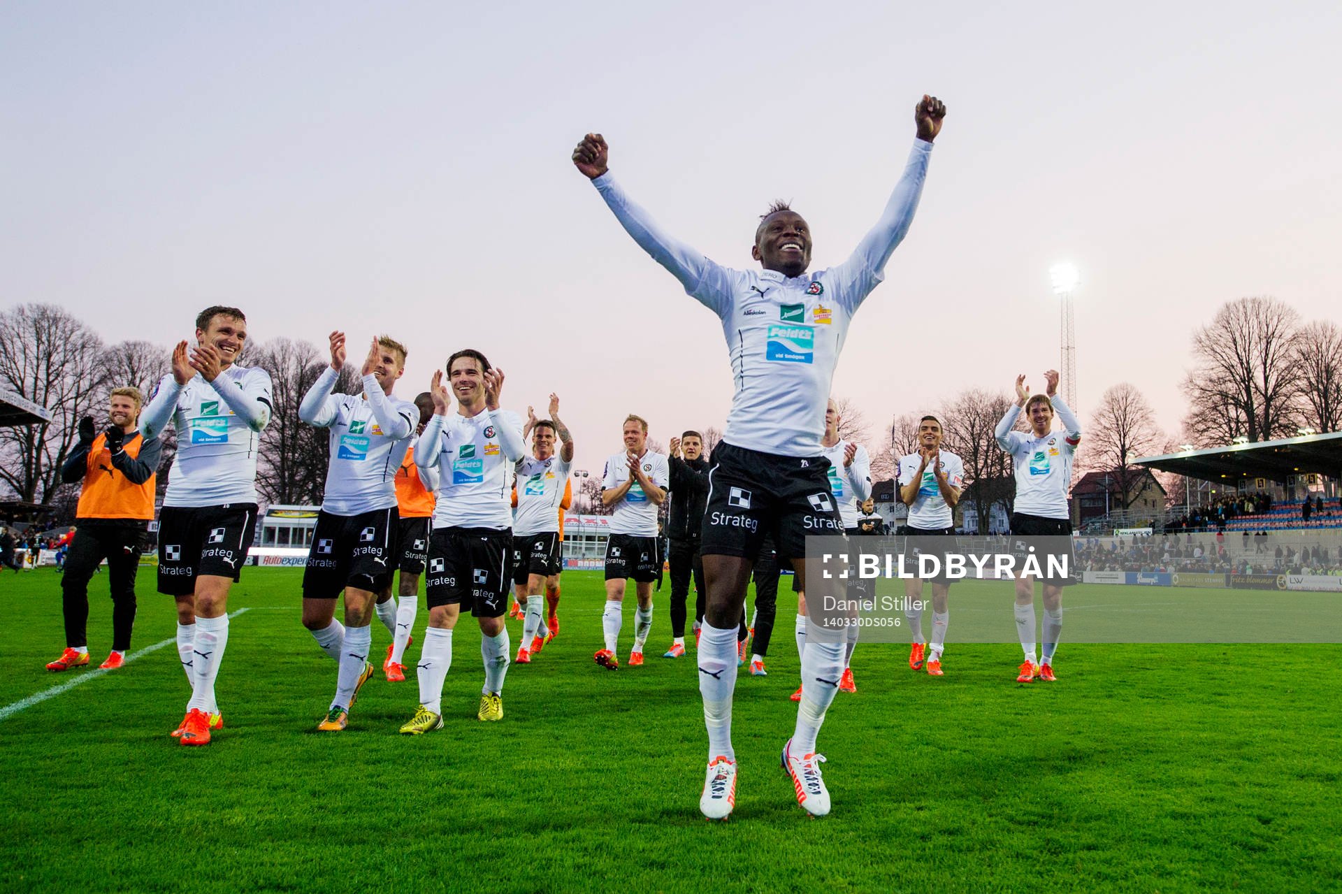 Örebros Samuel Mensiro jublar