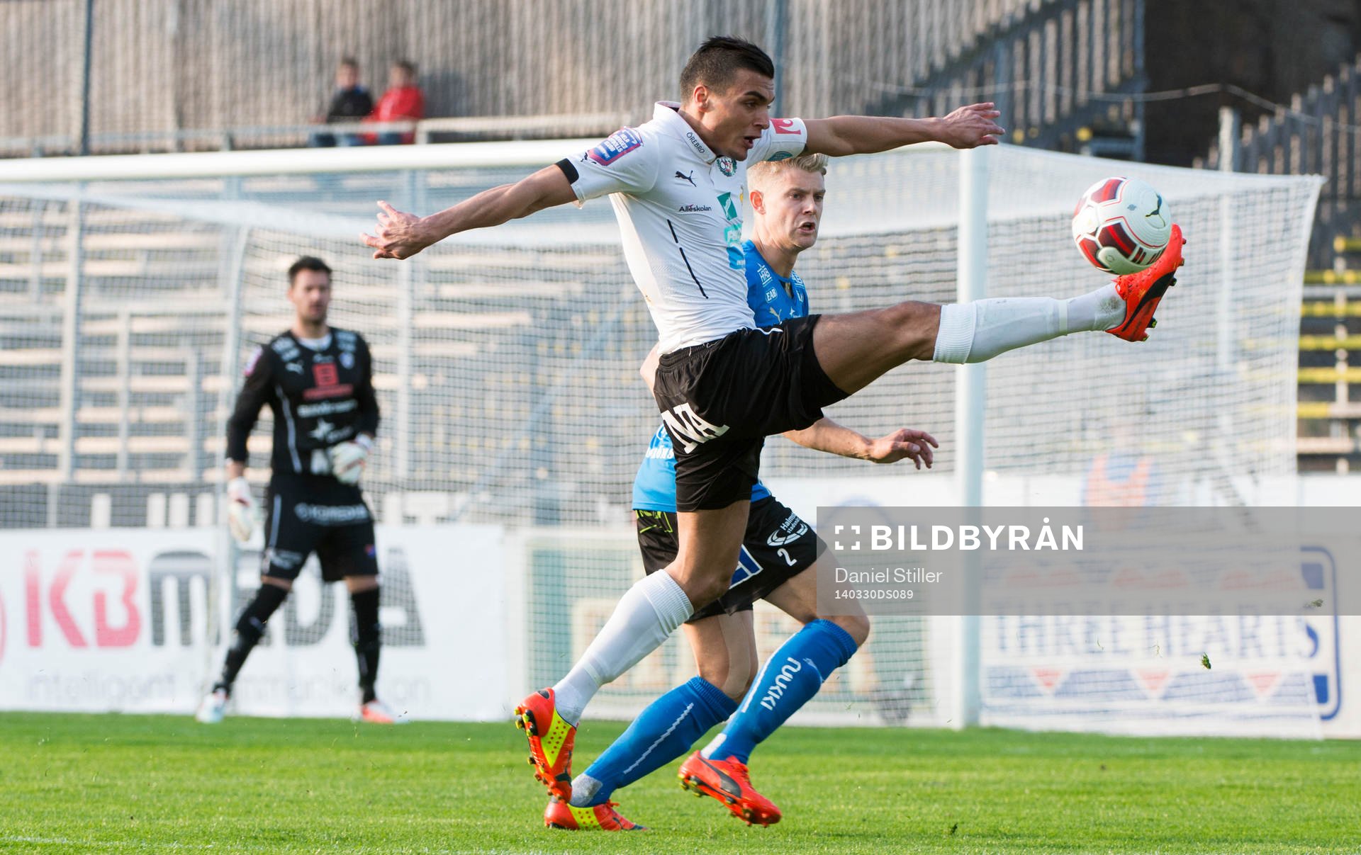 Örebros Ahmed Yasin plockar ner bollen framför Halmstads