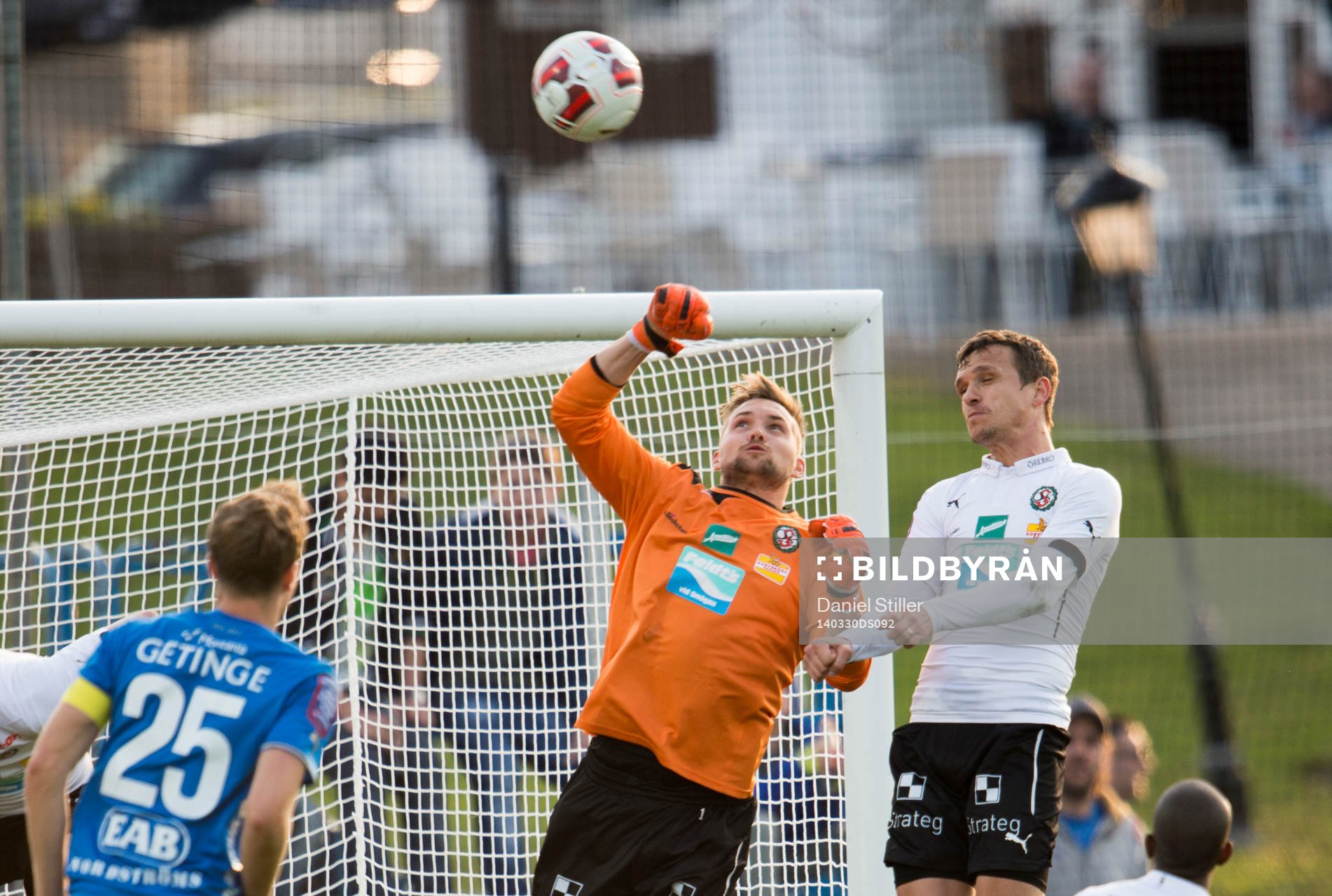 Örebros målvakt Oscar Jansson boxar bollen