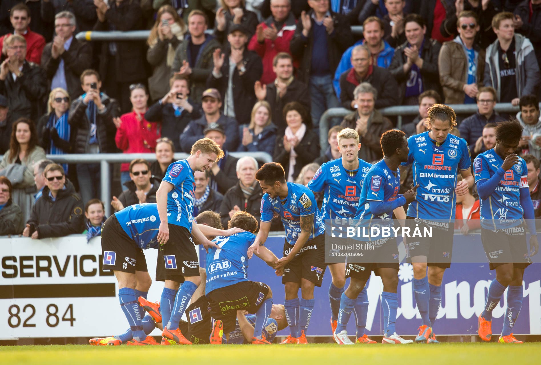 Halmstads Kristinn Steindorsson gör 1-0 och Halmstad jublar