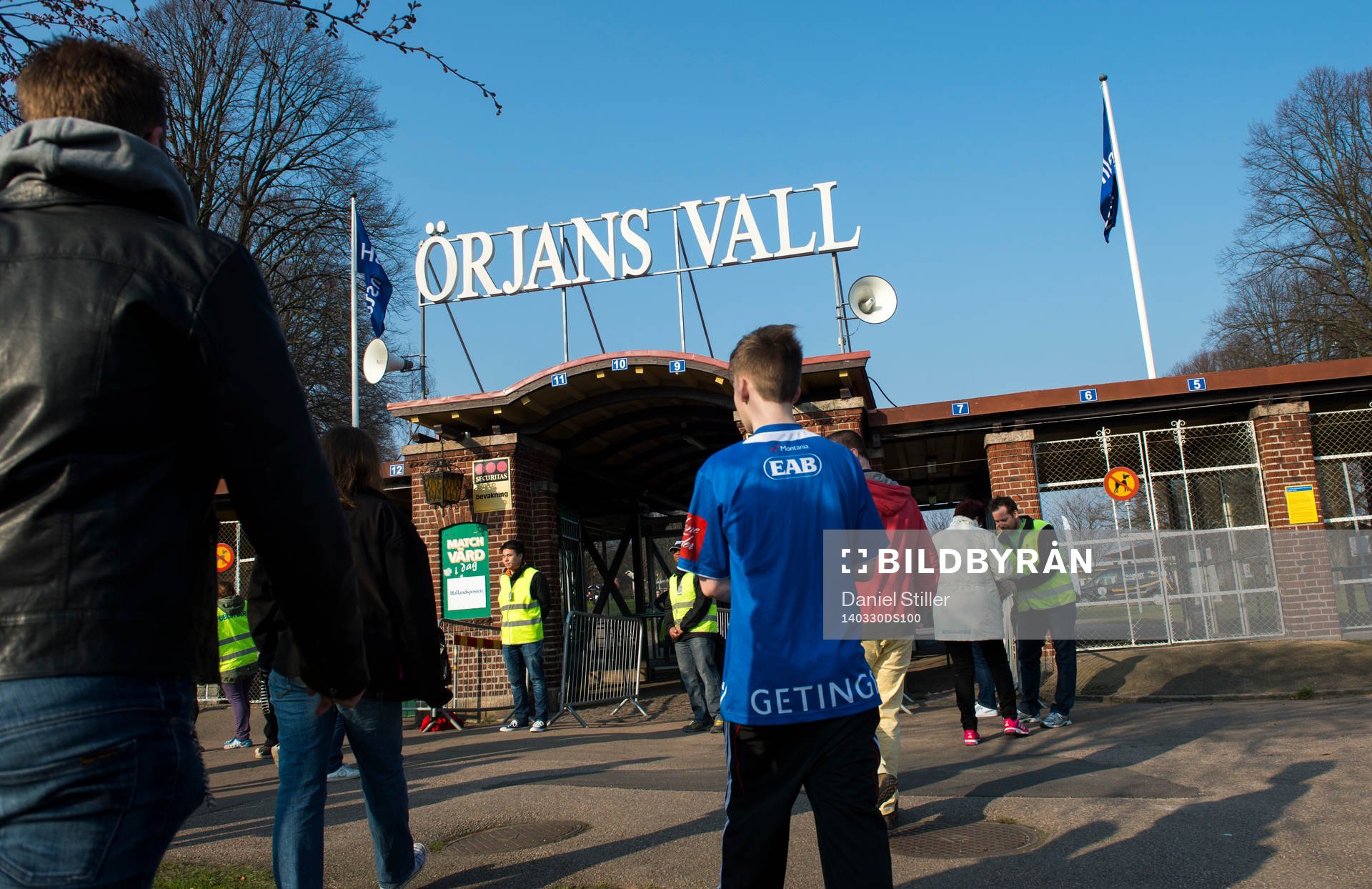 Publiken på väg in på Örjans Vall innan fotbollsmatchen