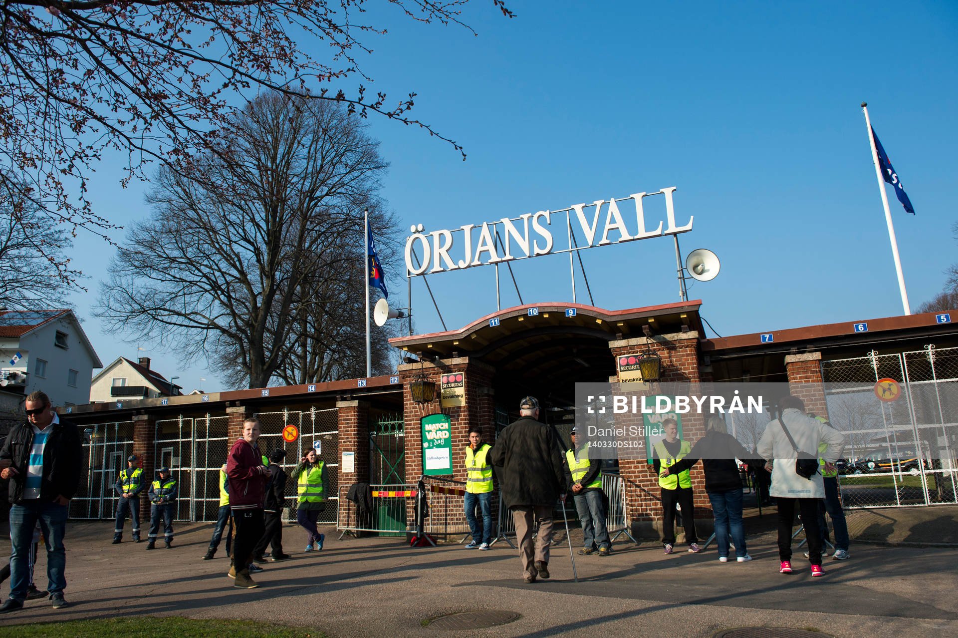 Publiken på väg in på Örjans Vall innan fotbollsmatchen