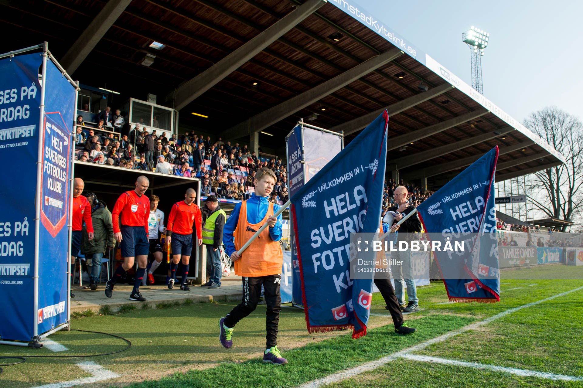 Lagen marscherar in på planen innan fotbollsmatchen i