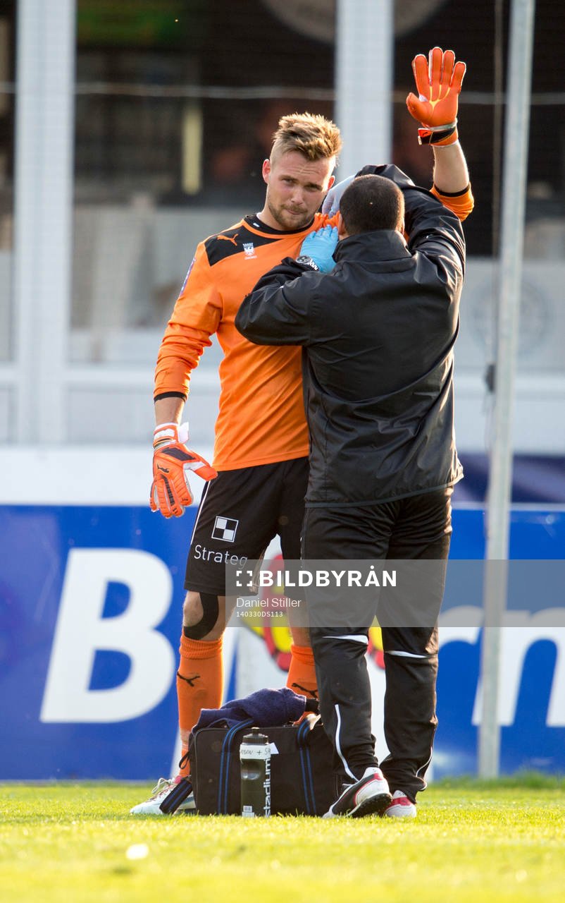 Örebros målvakt Oscar Jansson får en smäll och