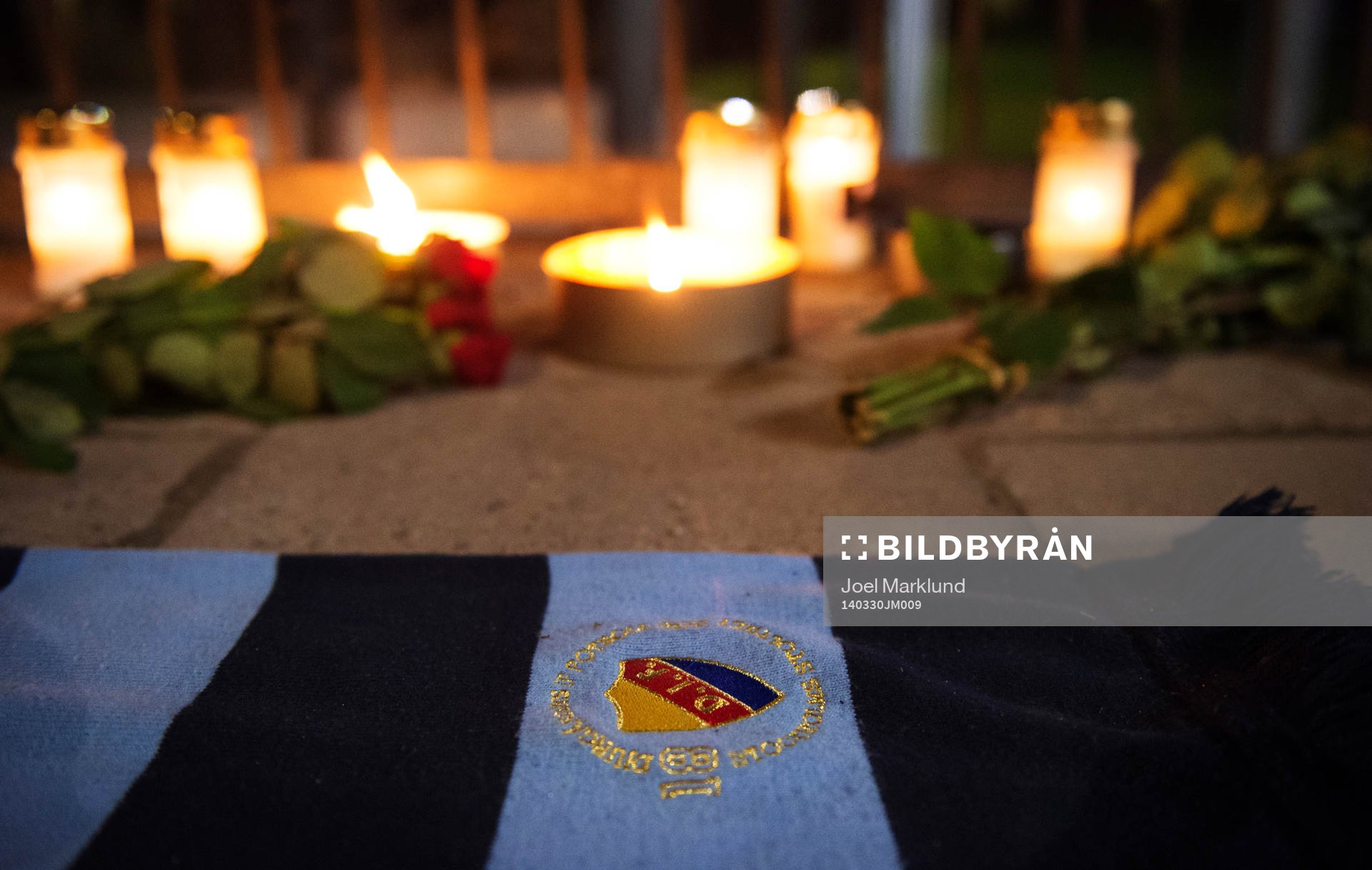 En halsduk med Djurgårdens emblem ligger framför tända