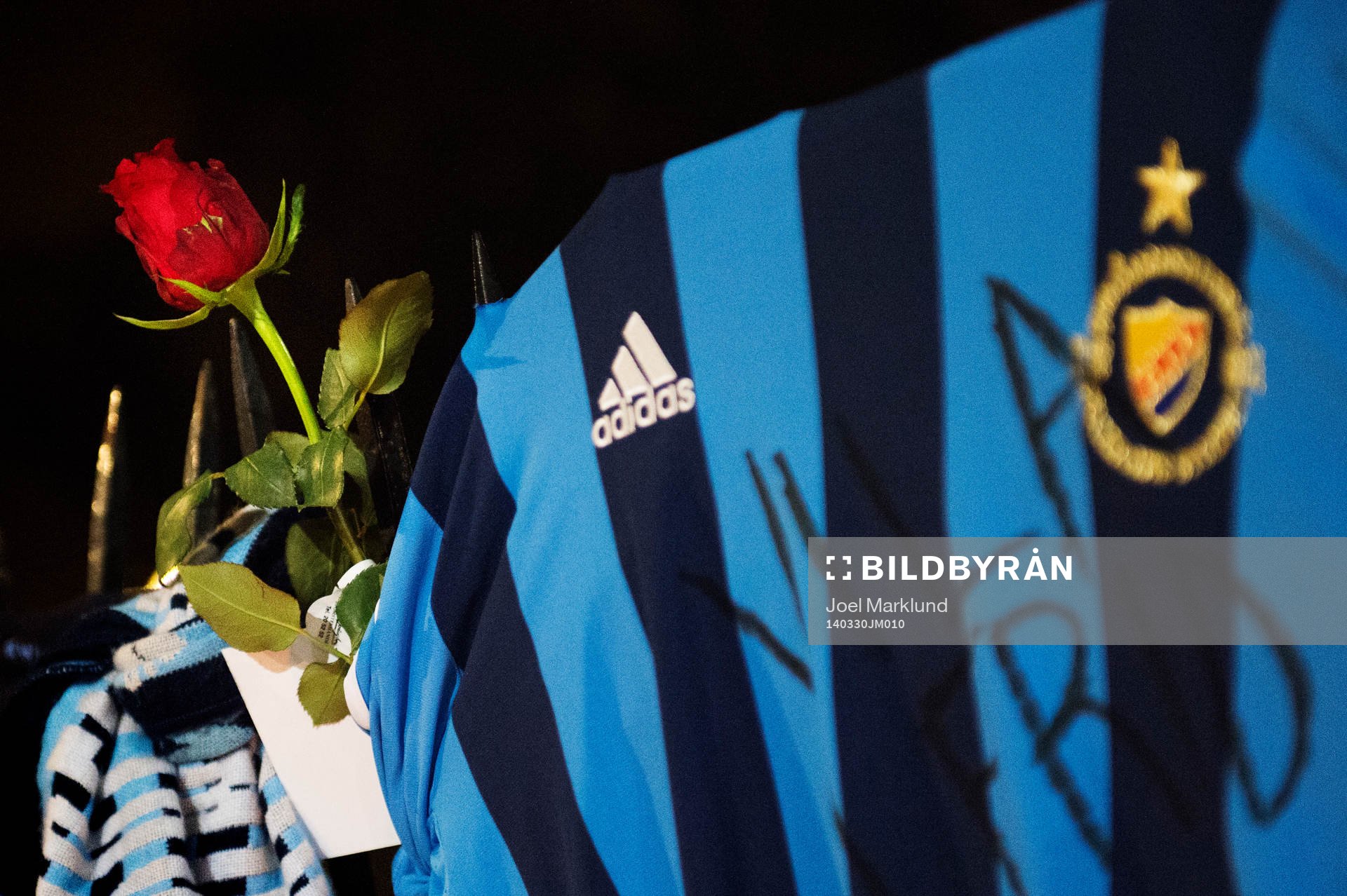 En ros och en djurgårdentröja hänger utanför Stadion