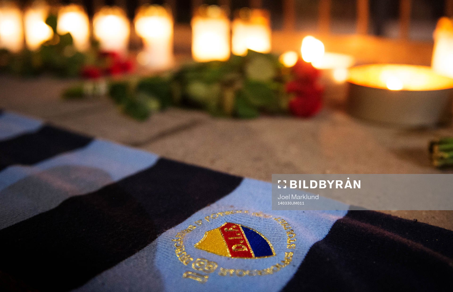 En halsduk med Djurgårdens emblem ligger framför tända