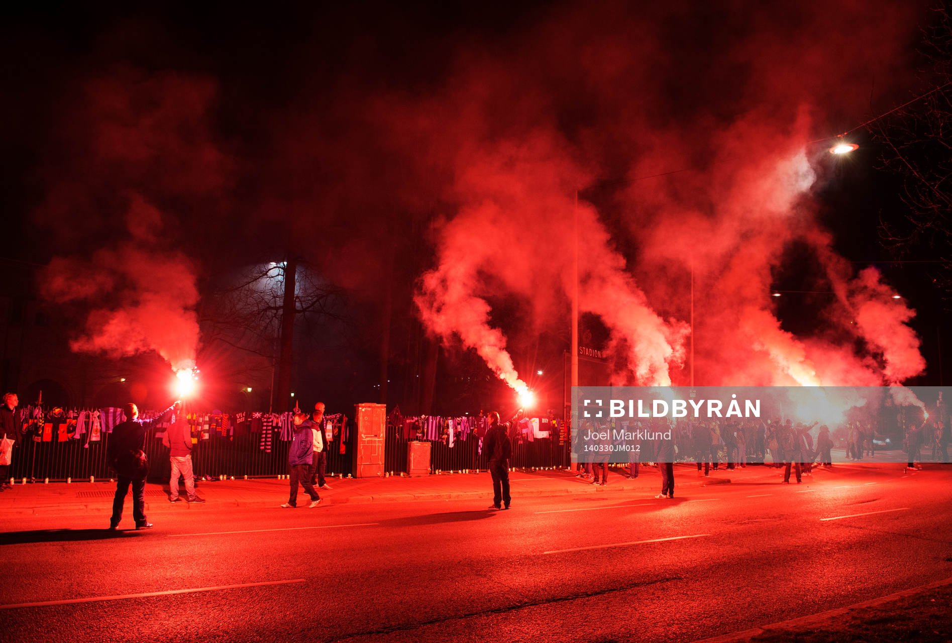 Djurgårdensupportrar tänder bengaleldar utanför Stadion