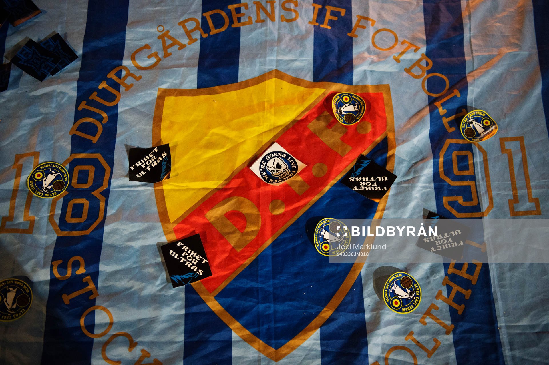Klistermärken för Ultras och Ultra Caos ligger ovanpå en