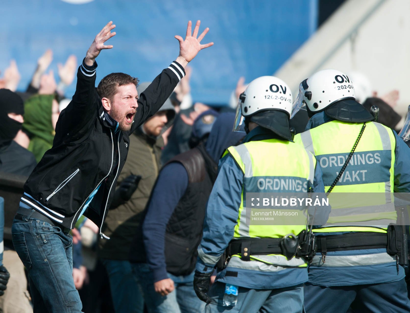En Djurgården-supporter hetsar mot poliserna i matchen i