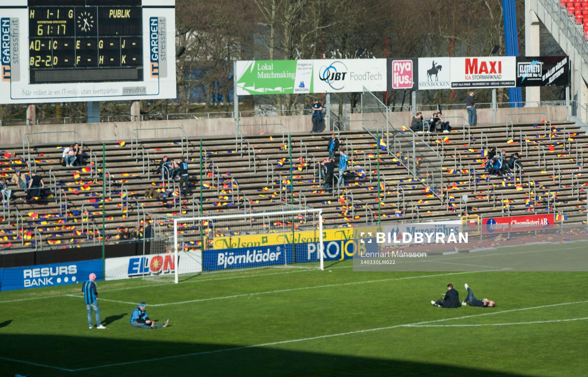 Djurgårdens supportrar sitter och ligger kvar långt