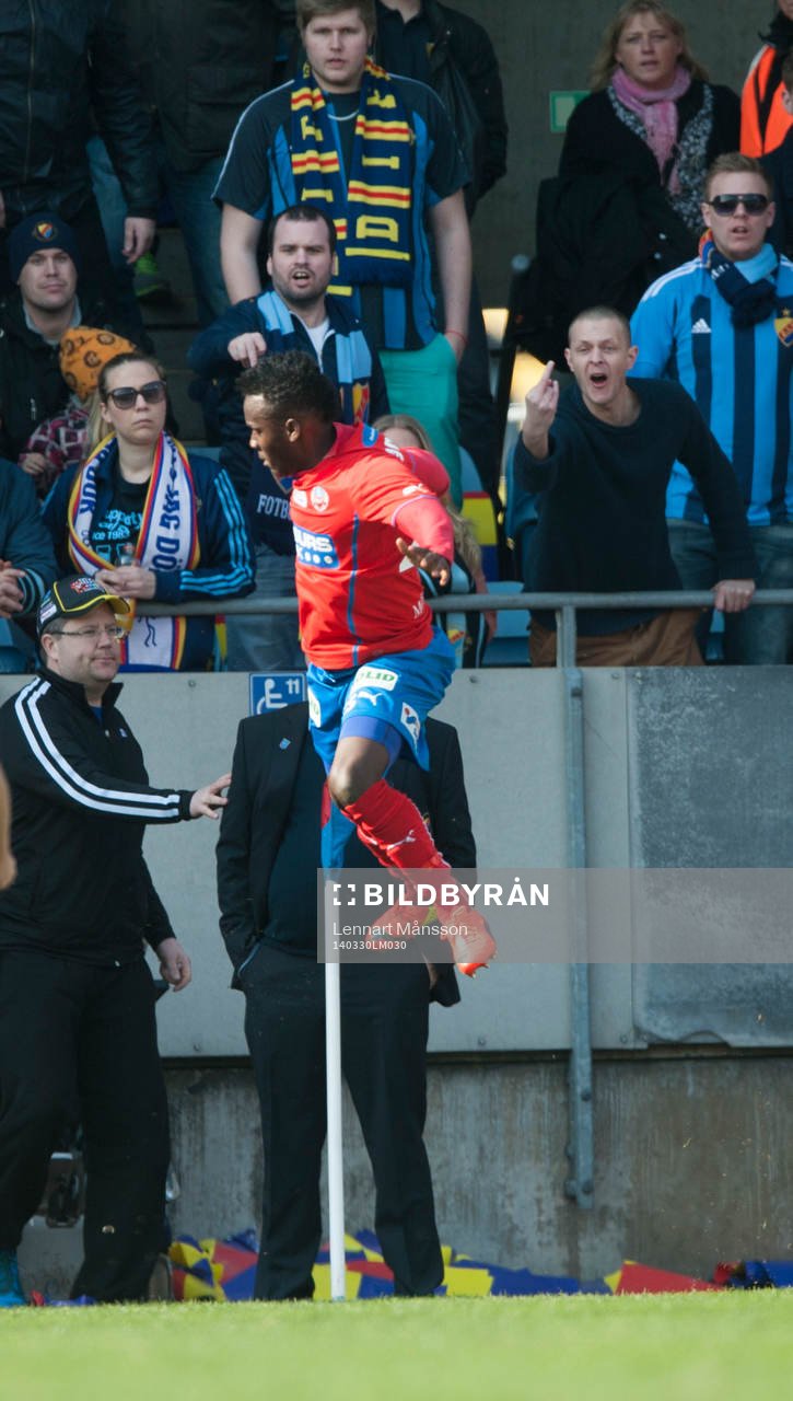Helsingborgs David Accam har gjort 1-1 och jobbar med att