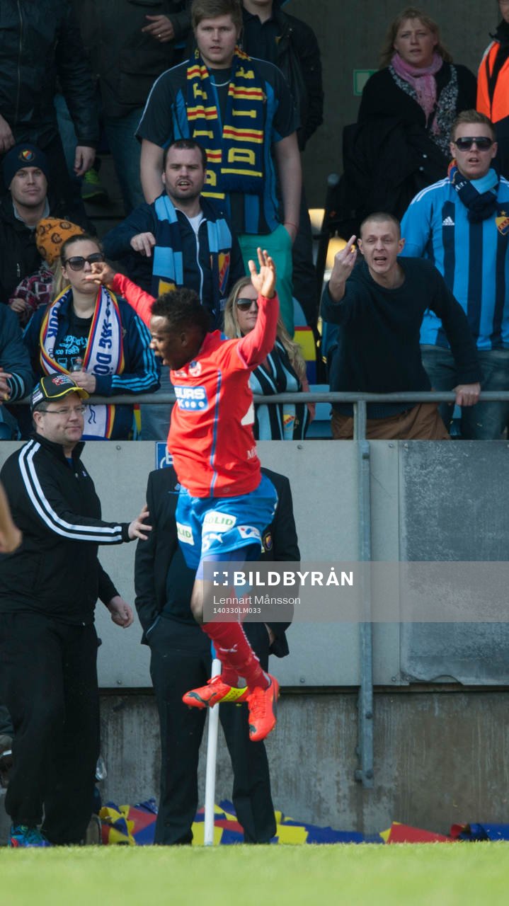 Helsingborgs David Accam har gjort 1-1 och jobbar med att
