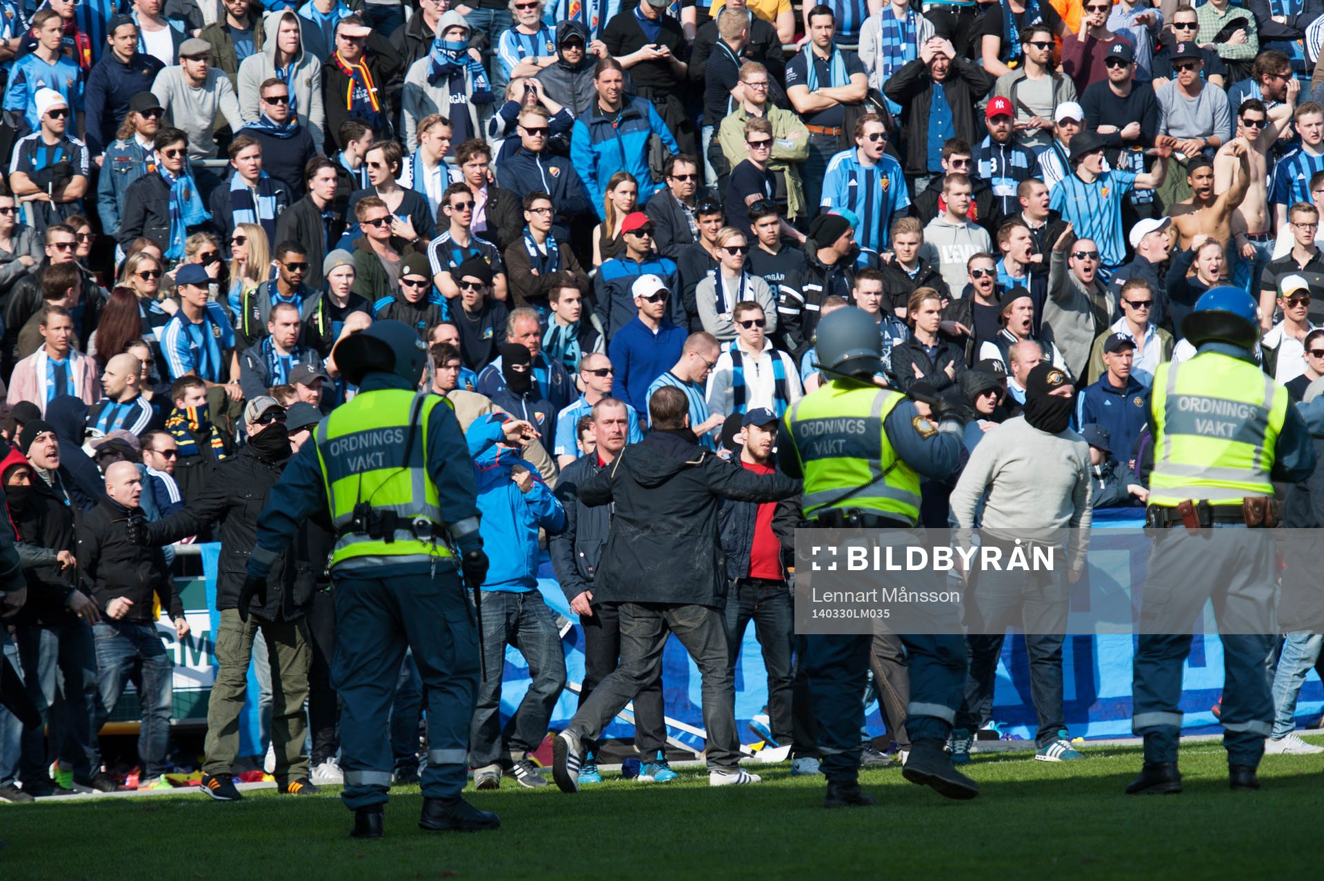 Djurgårdens supporters springer in på plan i matchen i