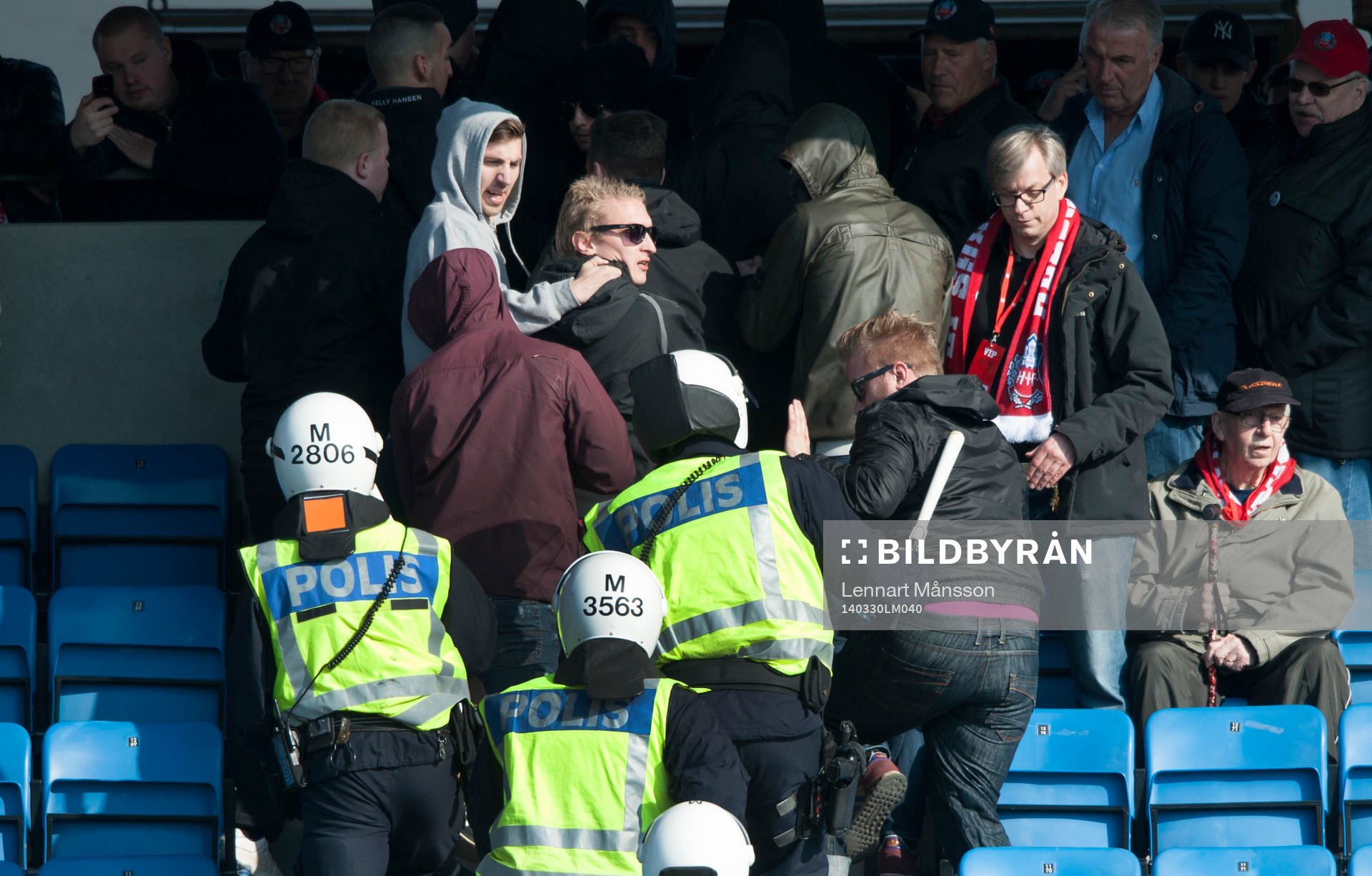 Poliserna flyttar på supporters på läktaren av