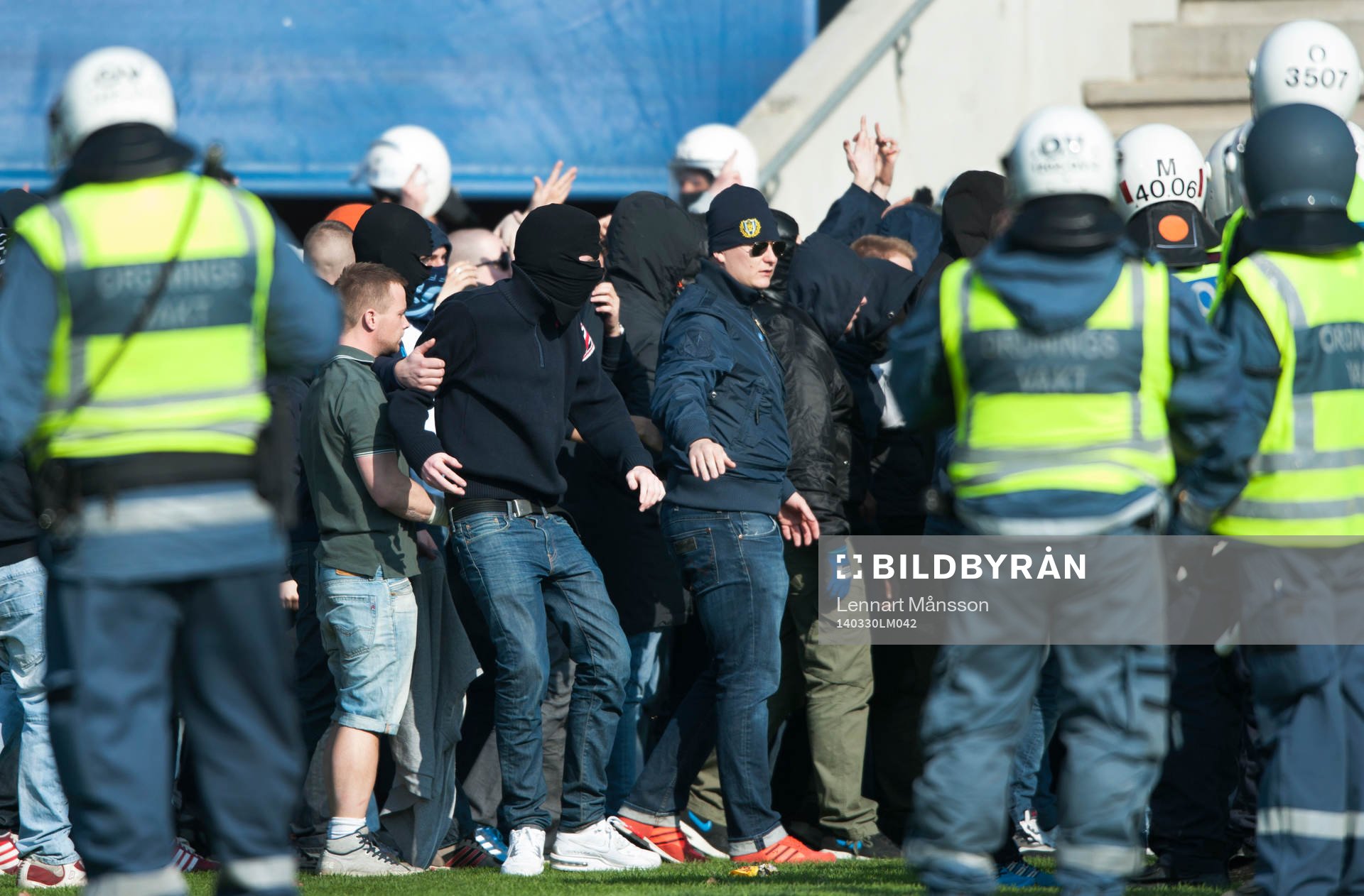 Djurgårdens supporters stormade planen med anledning av
