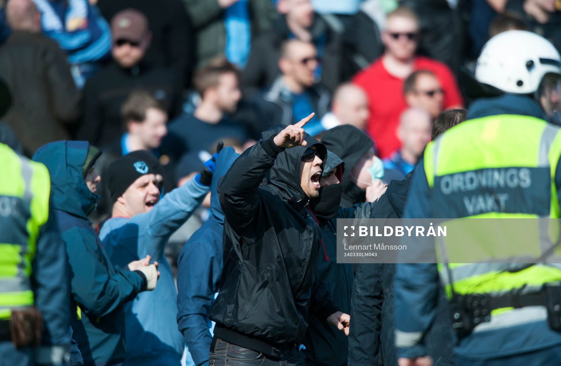 Djurgårdens supporters stormade planen med anledning av