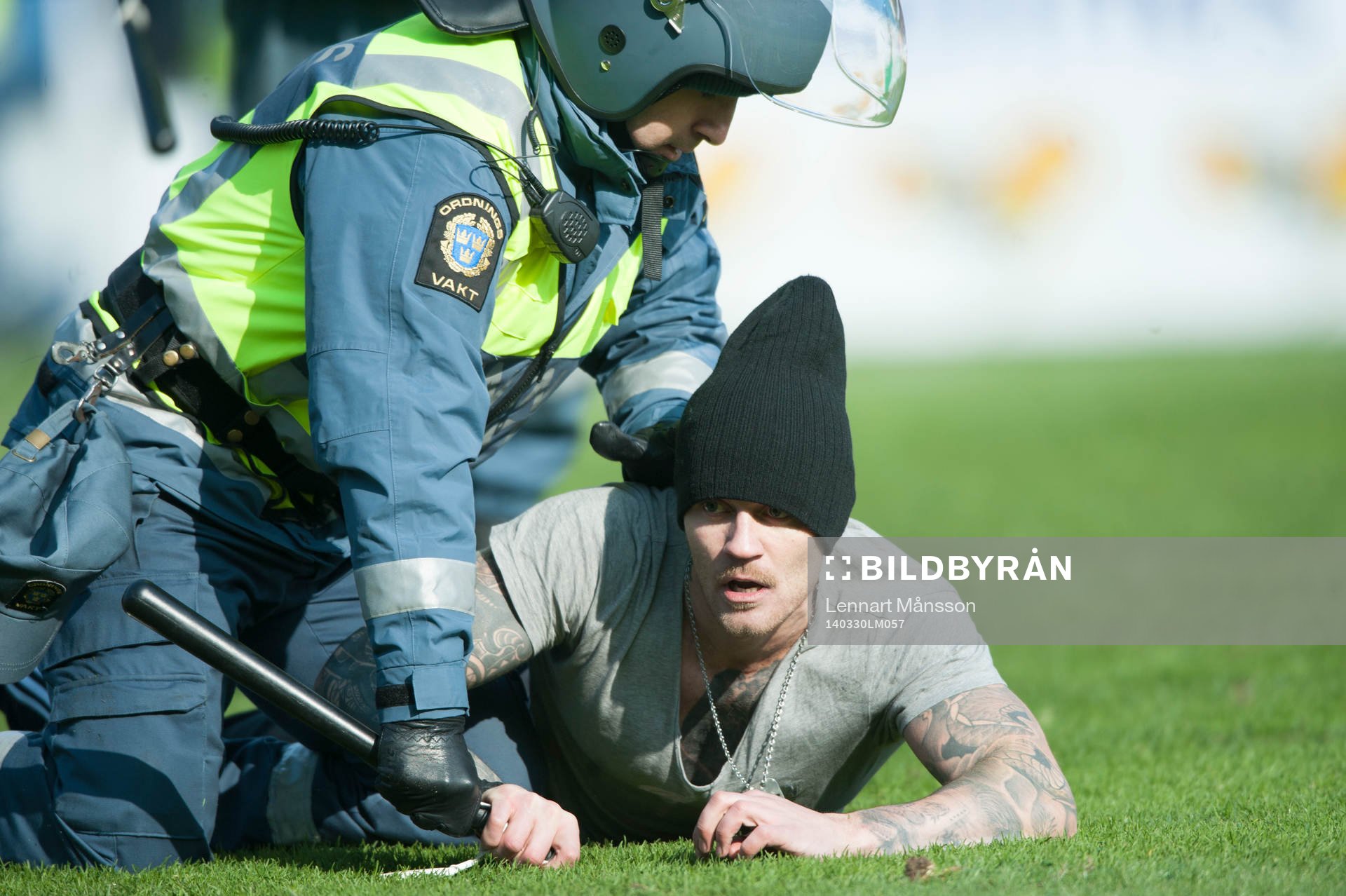 En Djurgården-supporter springer in på plan i matchen i