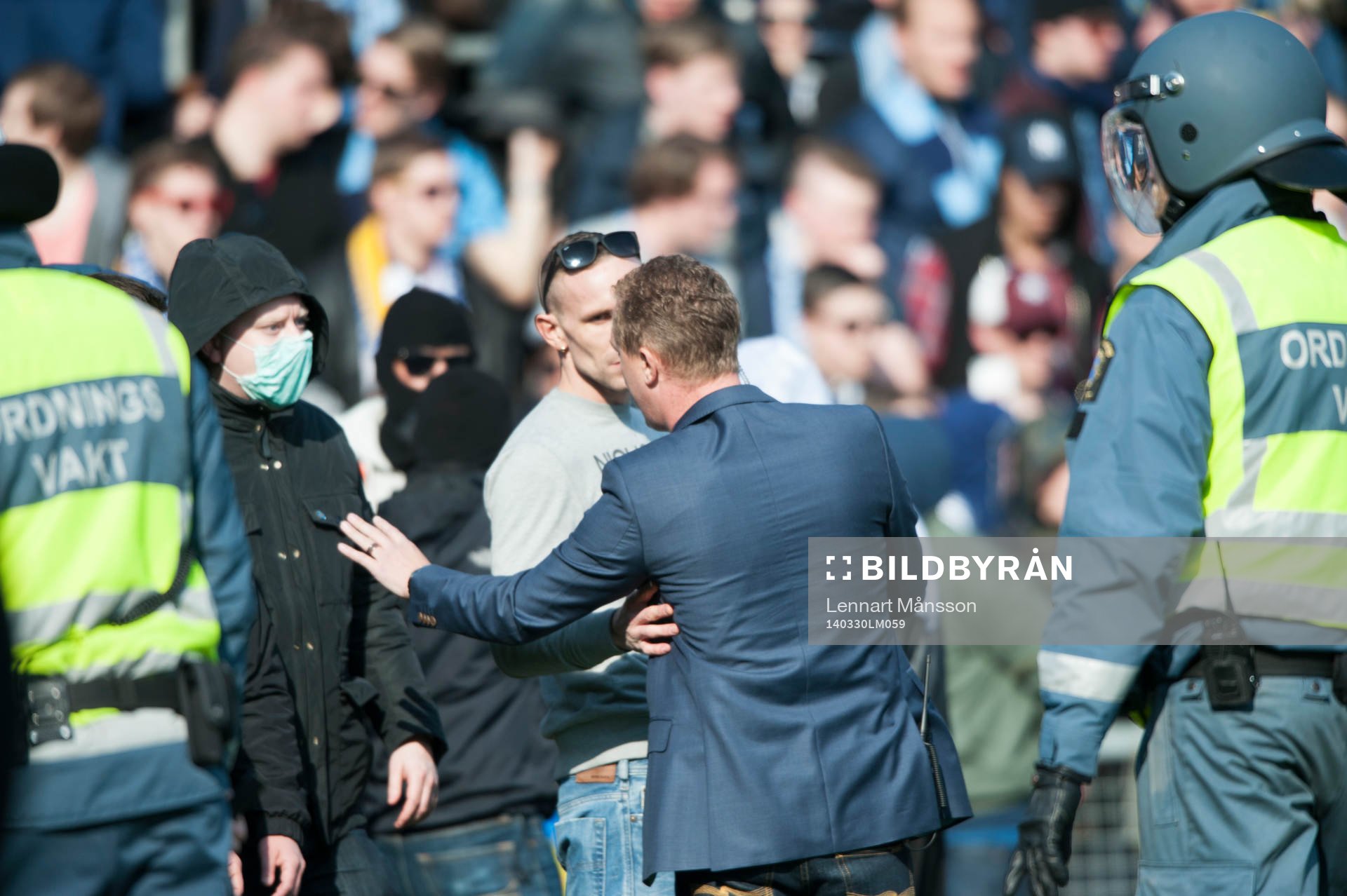 Djurgårdens säkerhetsansvarige Mats Jonsson snackar med