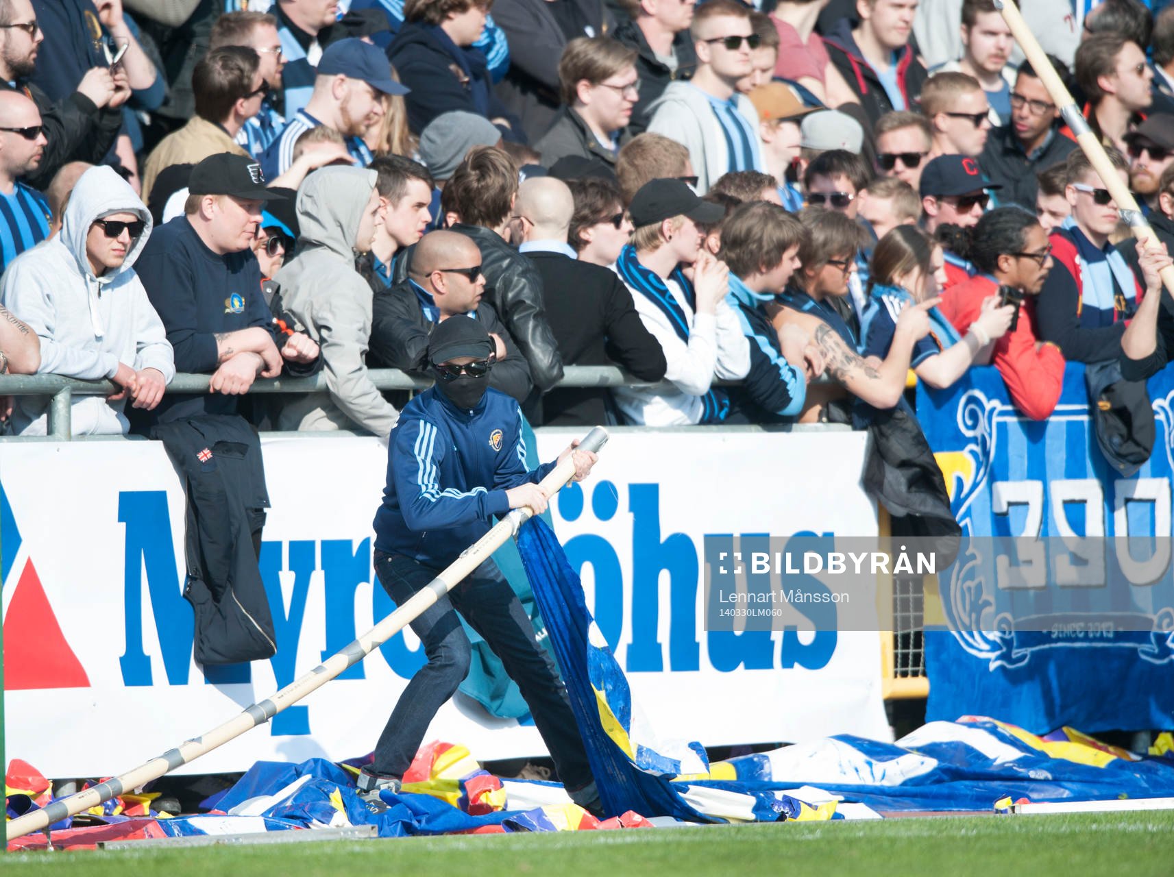 Djurgårdens supporters stormade planen med anledning av