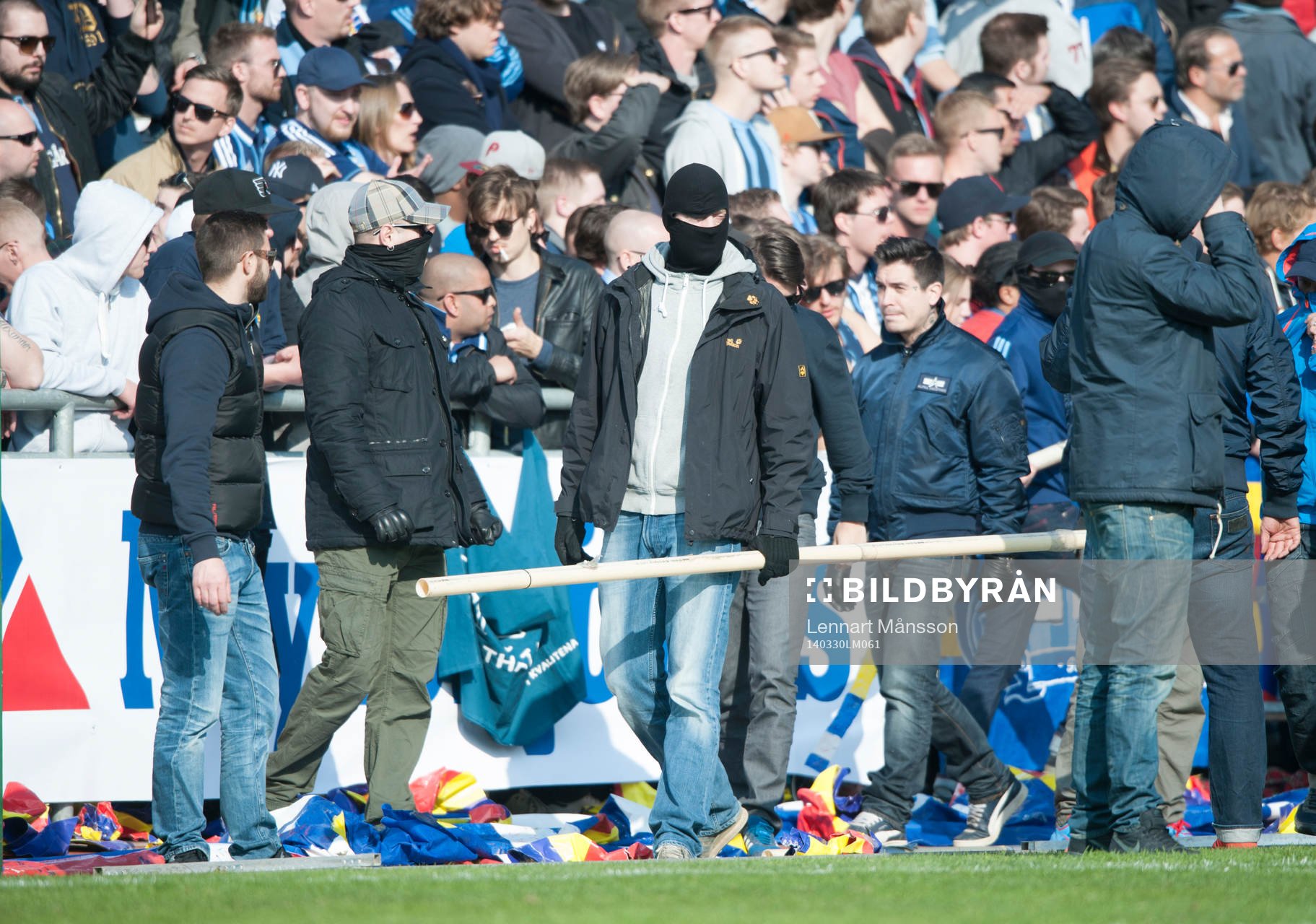 Djurgårdens supporters stormade planen med anledning av