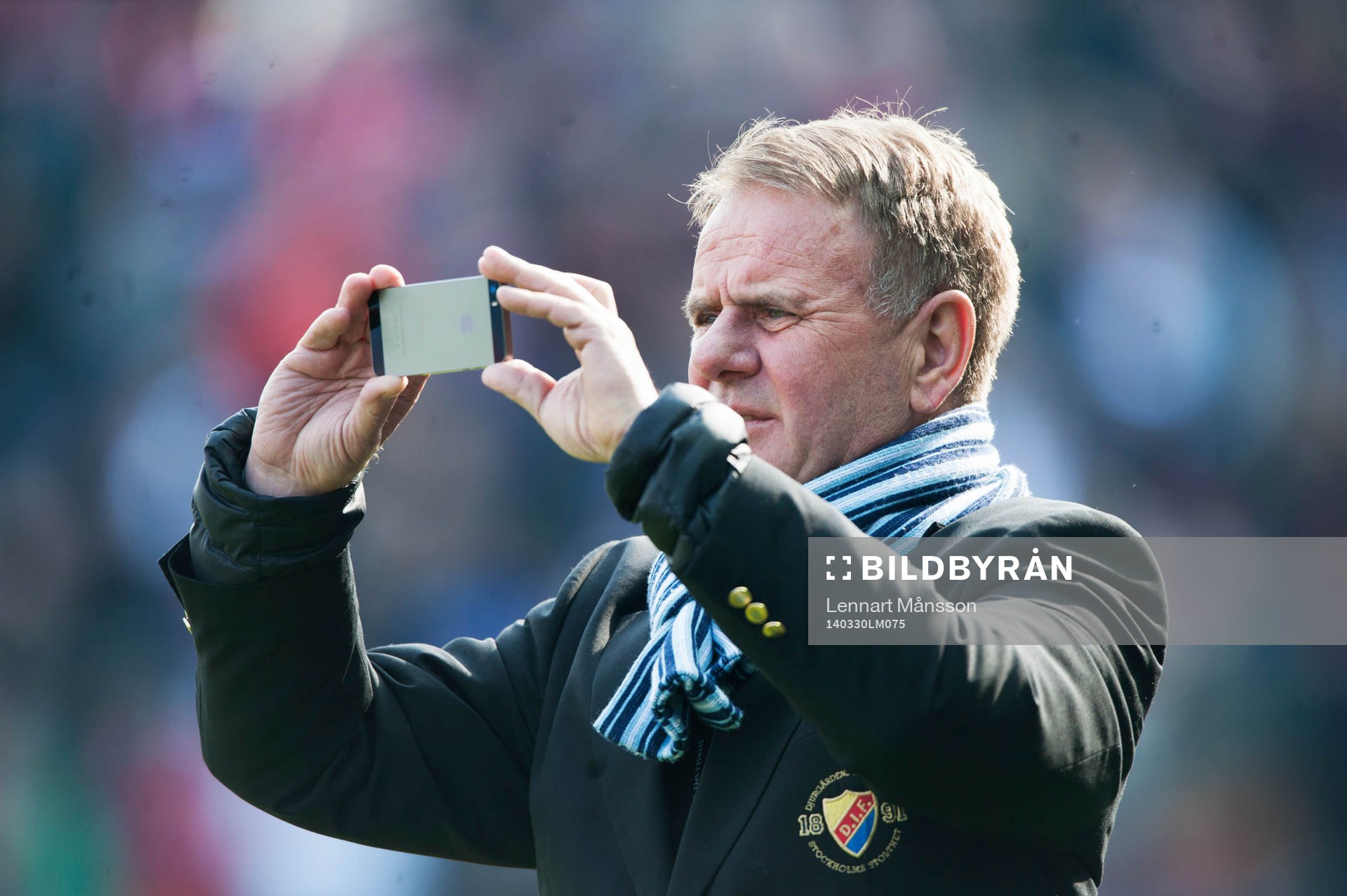 Pelle Kotschack fotograferar kalcken före matchen i