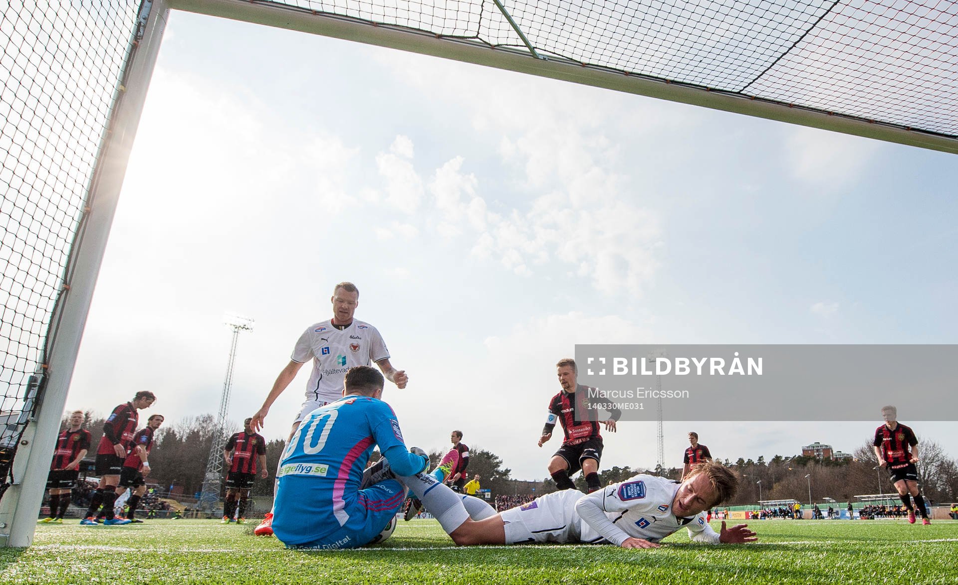 Kalmars Tor Øyvind Hovda spelar hårt mot Brommapojkarnas