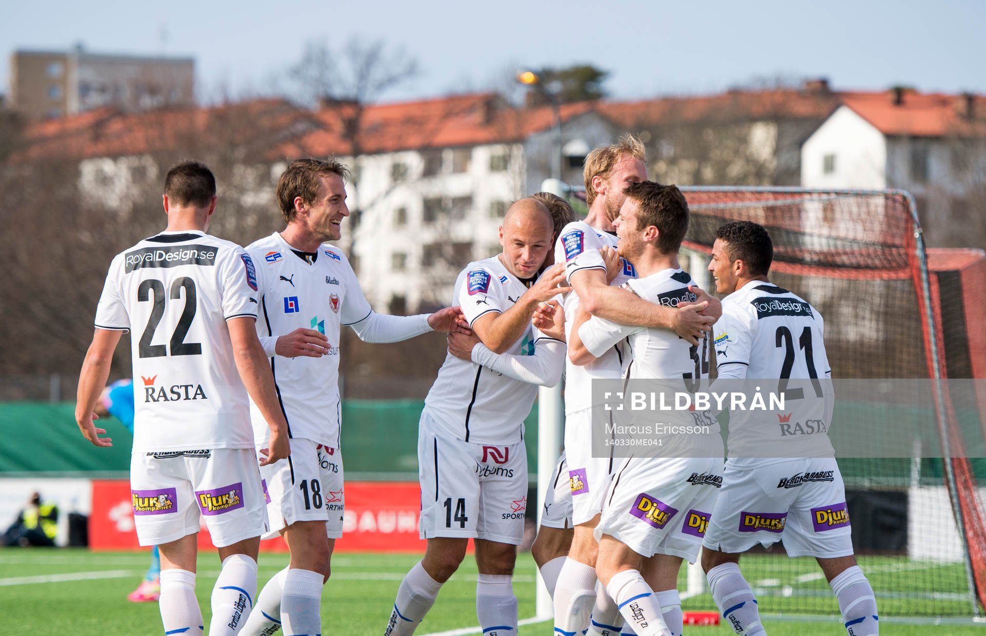 Kalmars Måns Söderqvist kramas om