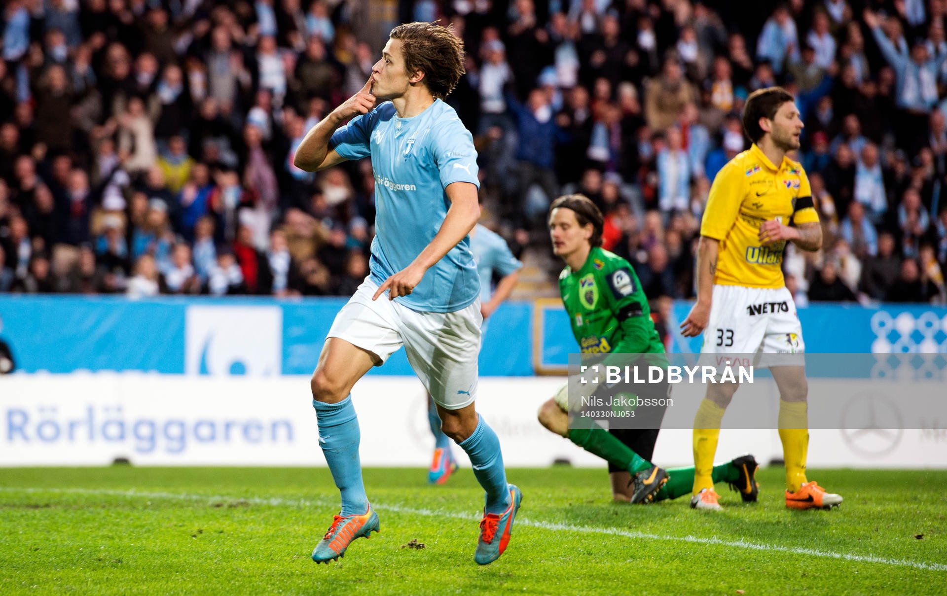 Malmö FFs Simon Thern jublar efter 2-0 under den allsvenska fotbollsmatchen mellan Malmö FF och Falkenberg den 30 mars 2014 i Malmö.