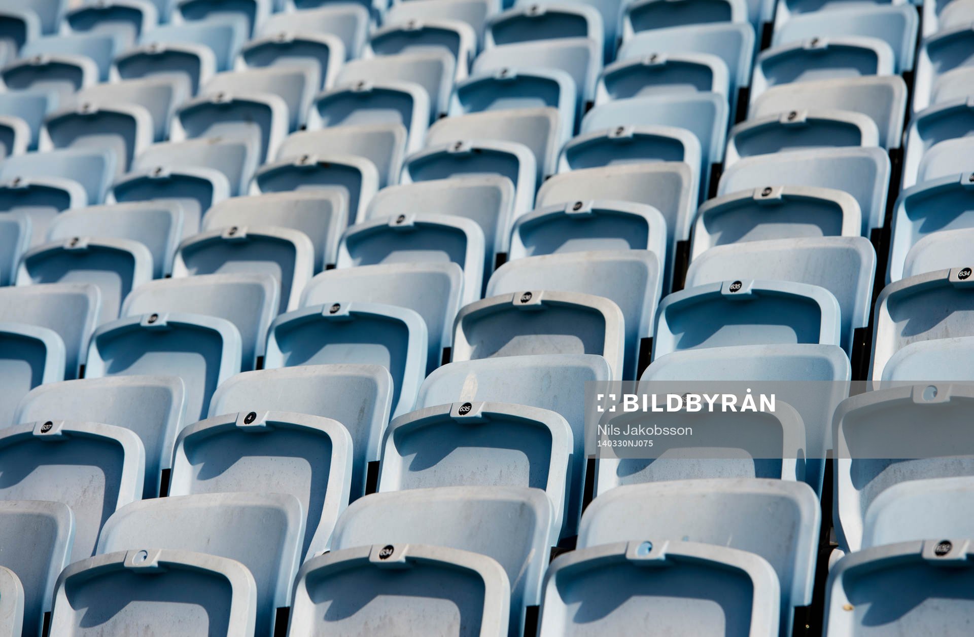 Tomma stolar på läktaren på Swedbank Stadion innan