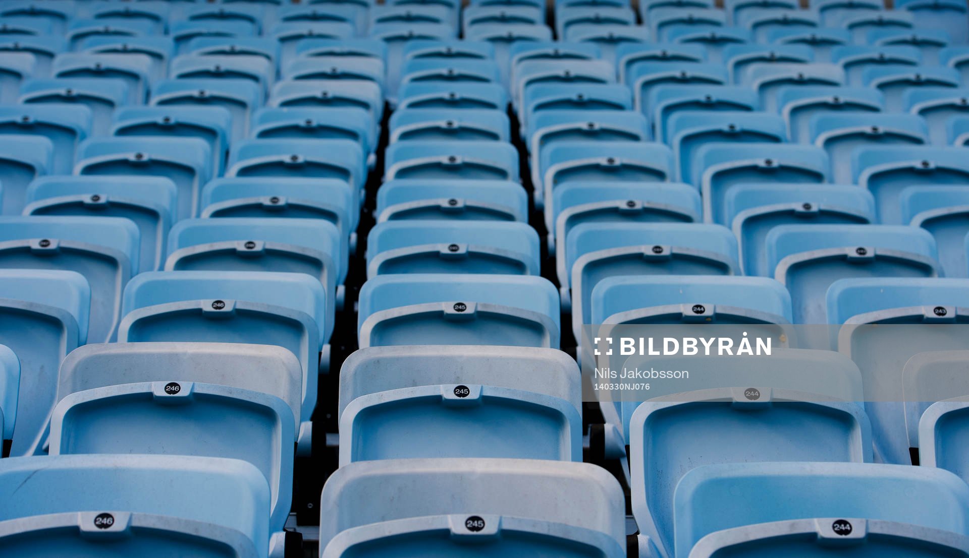 Tomma stolar på läktaren på Swedbank Stadion innan