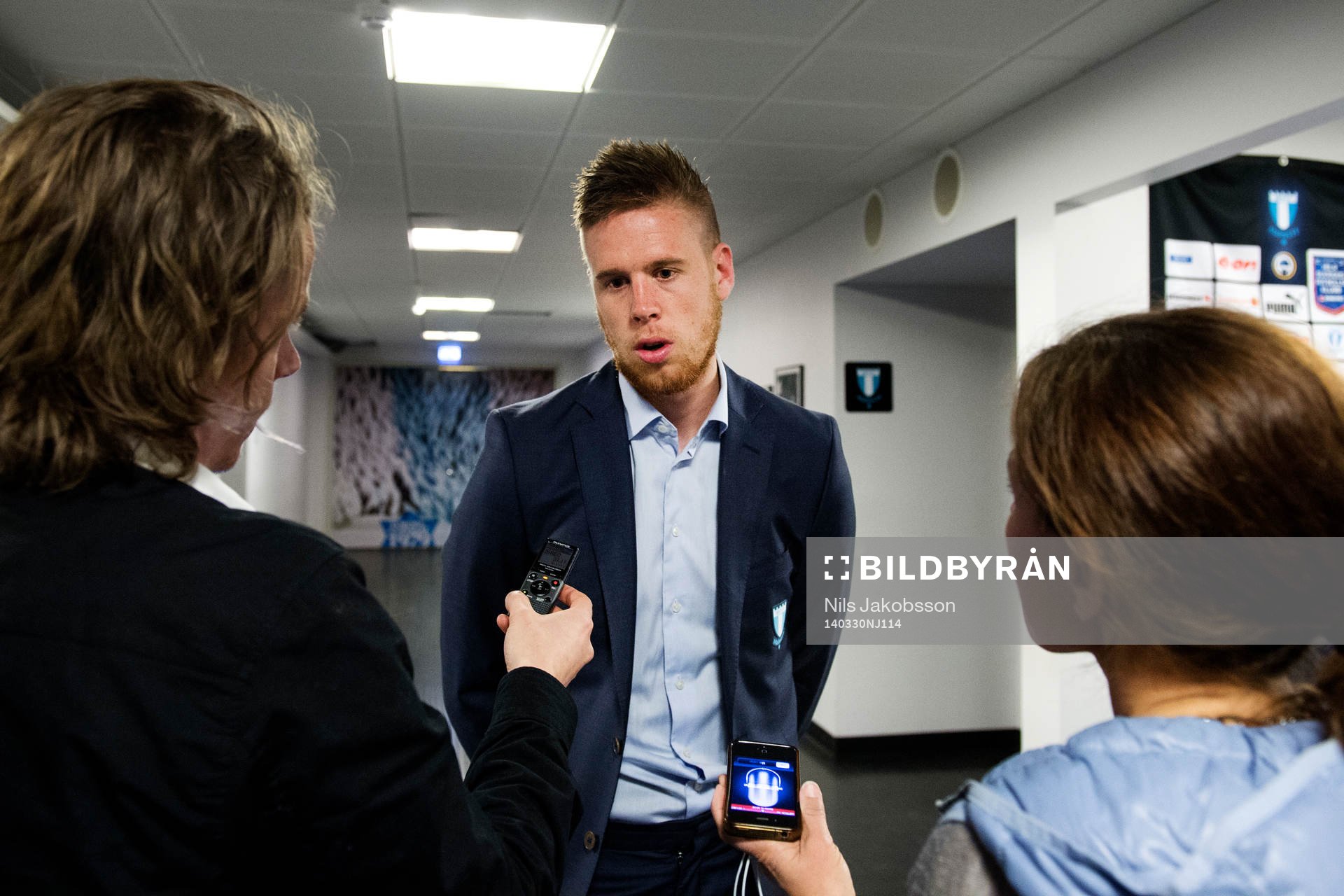 Malmö FFs Pontus Jansson pratar med media efter den allsvenska fotbollsmatchen mellan Malmö FF och Falkenberg den 30 mars 2014 i Malmö.