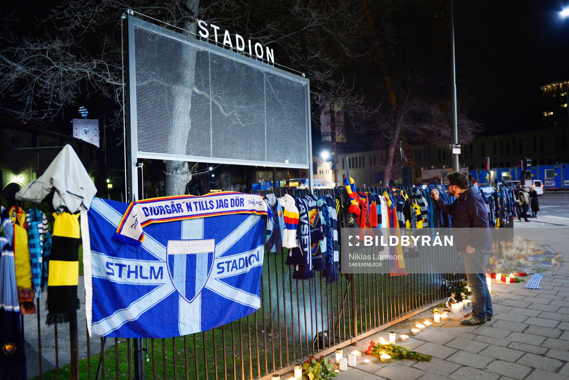 En djurgårdensupporter utanför Stadion vid hedrandet av