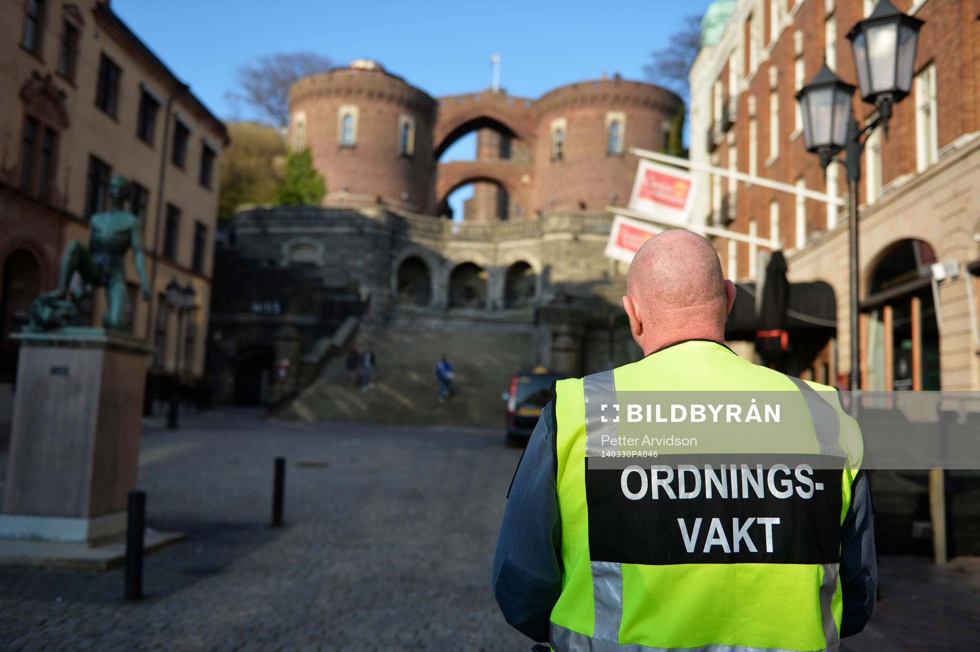 En ordningsvakt framför Kärnan i Helsingborg där mordet