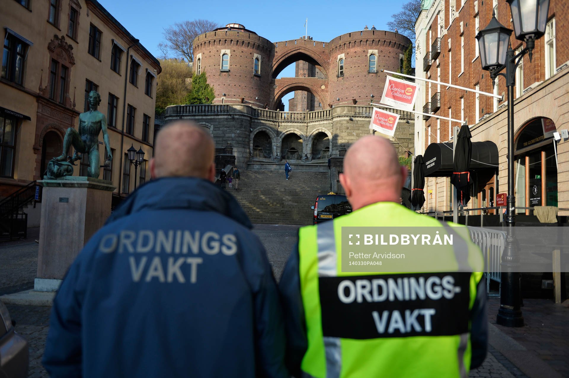 Två ordningsvakter framför Kärnan i Helsingborg där