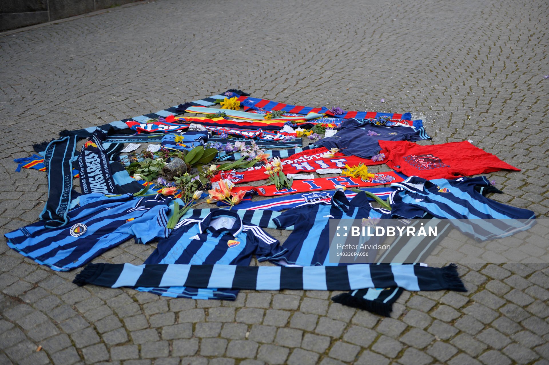 Djurgårdens och Helsingborgs supportrar har lagt tröjor