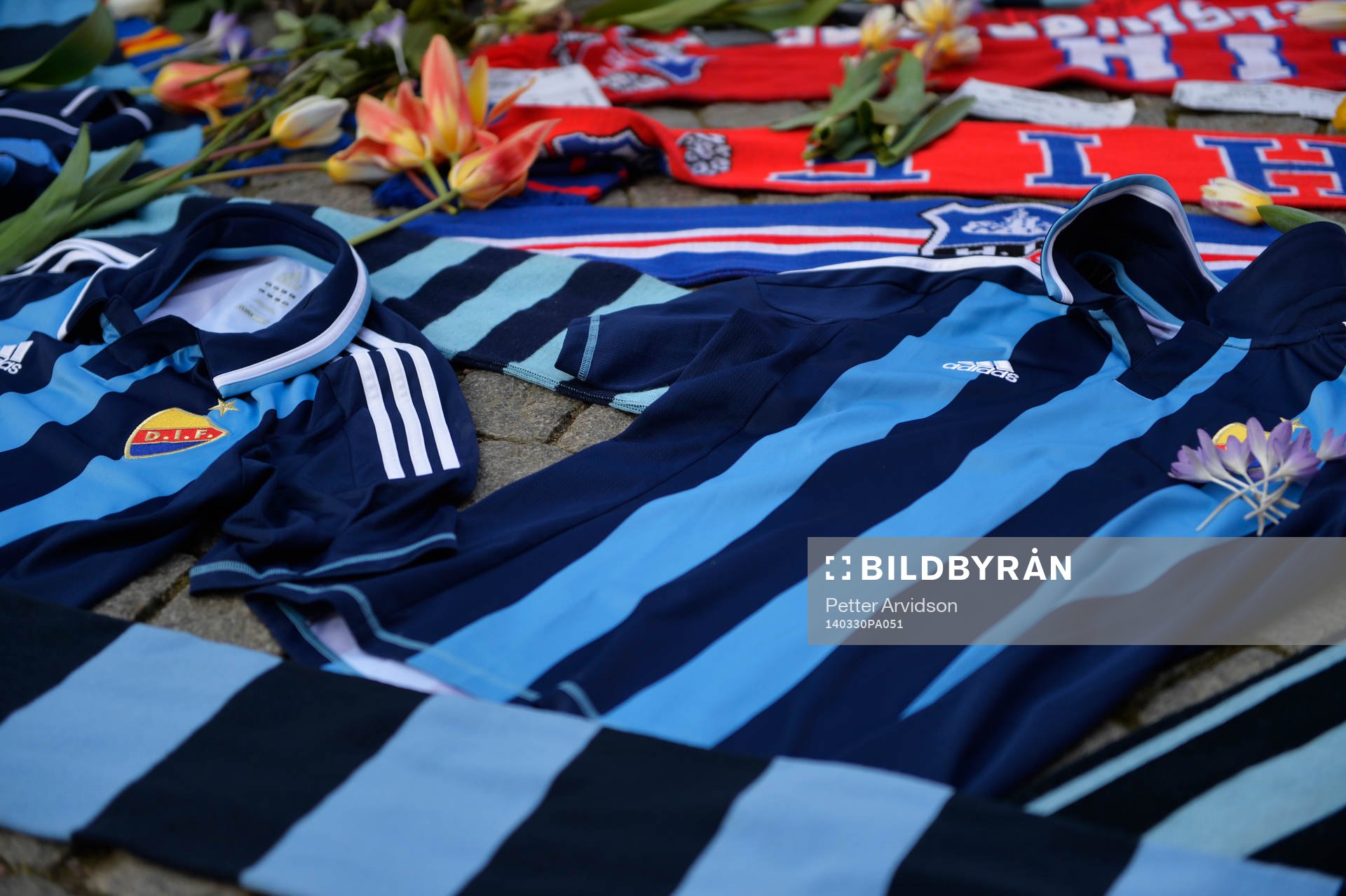 Djurgårdens och Helsingborgs supportrar har lagt tröjor