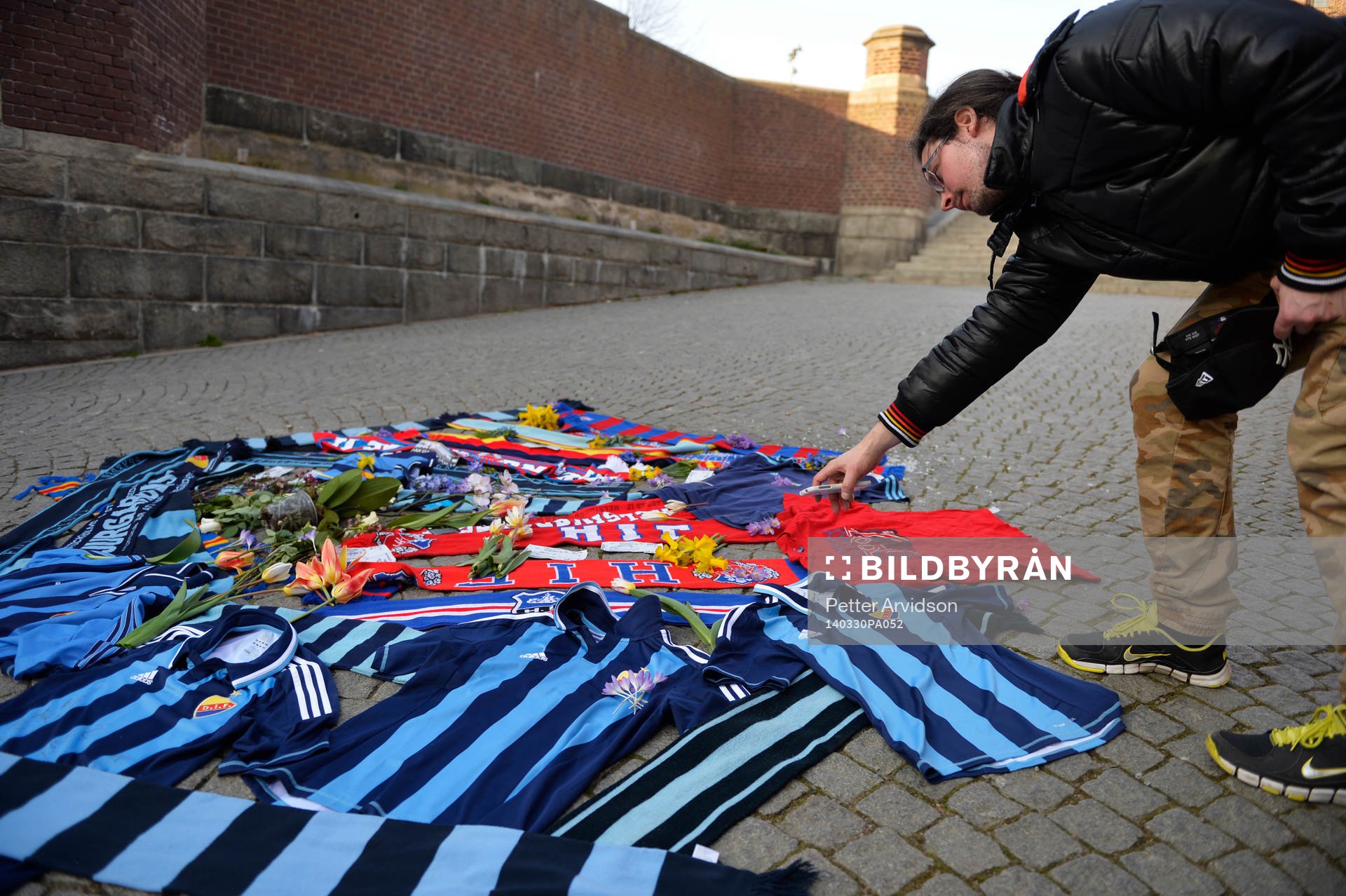 Djurgårdens och Helsingborgs supportrar har lagt tröjor