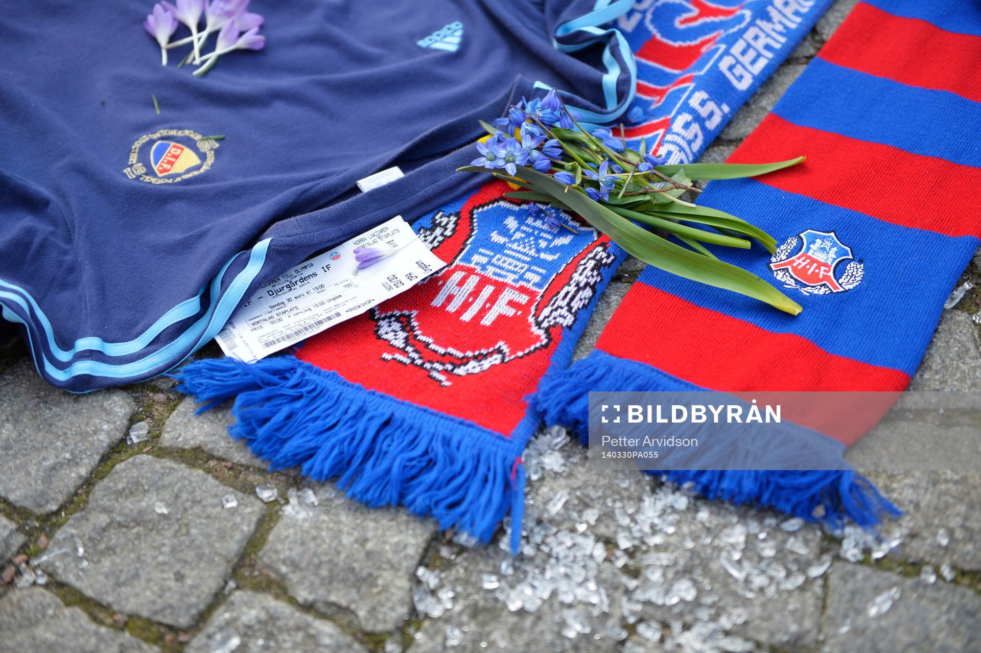 Djurgårdens och Helsingborgs supportrar har lagt tröjor