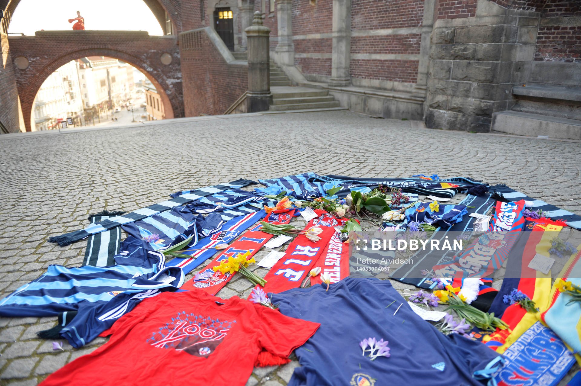 Djurgårdens och Helsingborgs supportrar har lagt tröjor