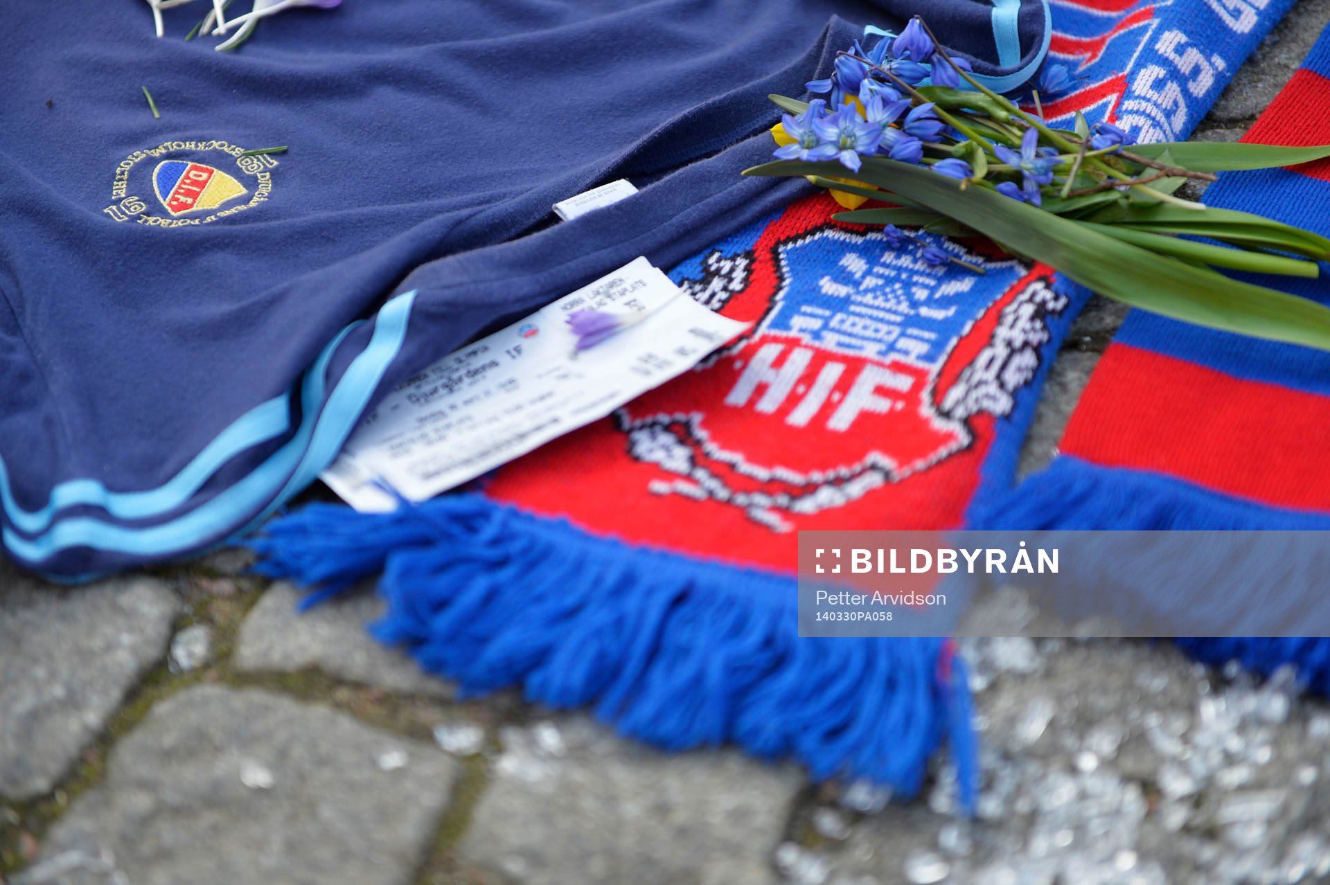 Djurgårdens och Helsingborgs supportrar har lagt tröjor