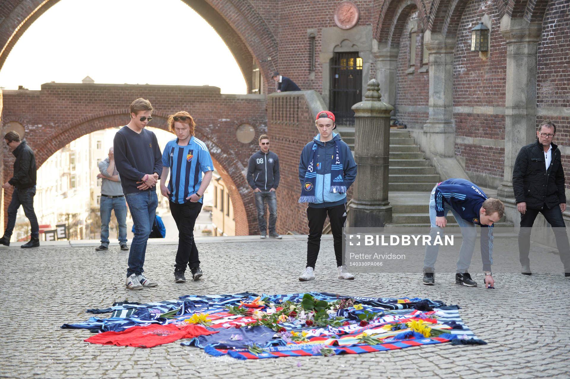 Djurgårdens och Helsingborgs supportrar har lagt tröjor