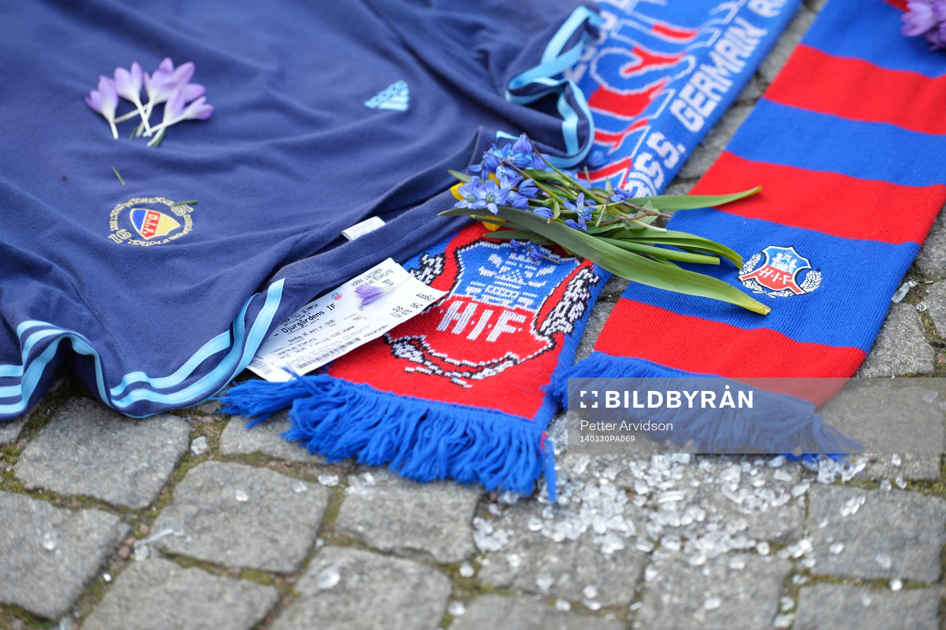 Djurgårdens och Helsingborgs supportrar har lagt tröjor