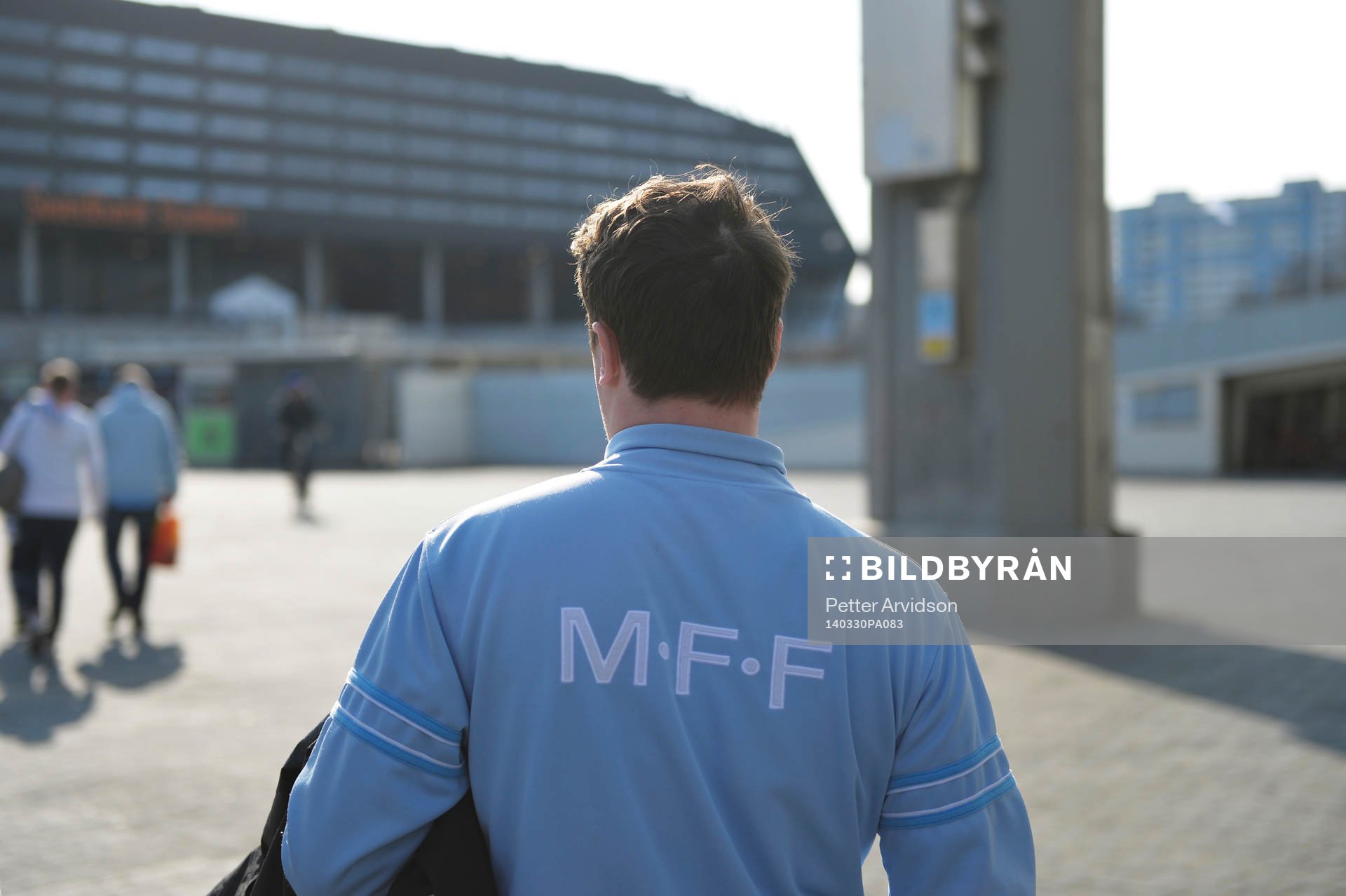 Malmö supporter på väg mot Swedbank Stadion