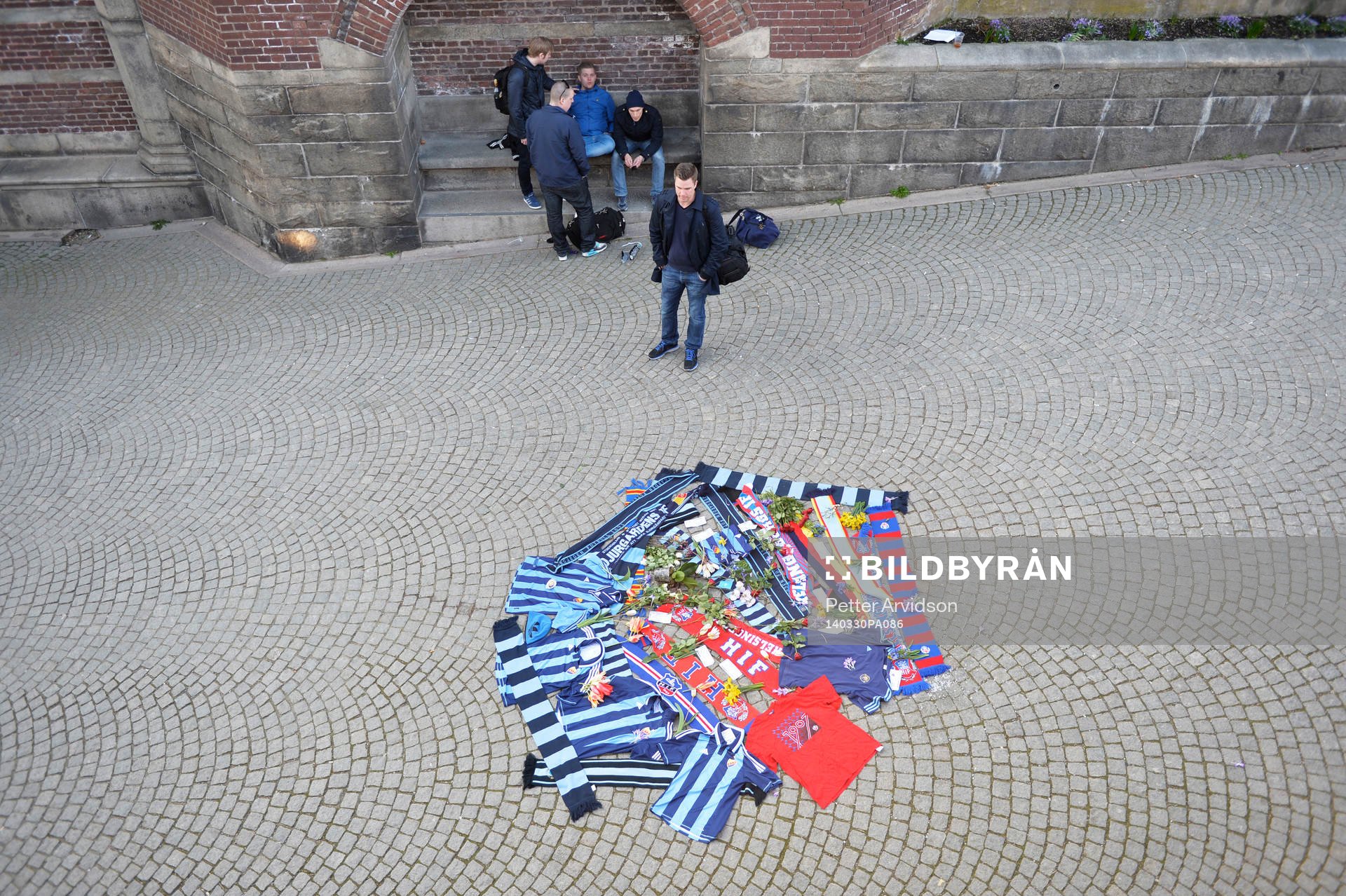 Djurgårdens och Helsingborgs supportrar har lagt tröjor