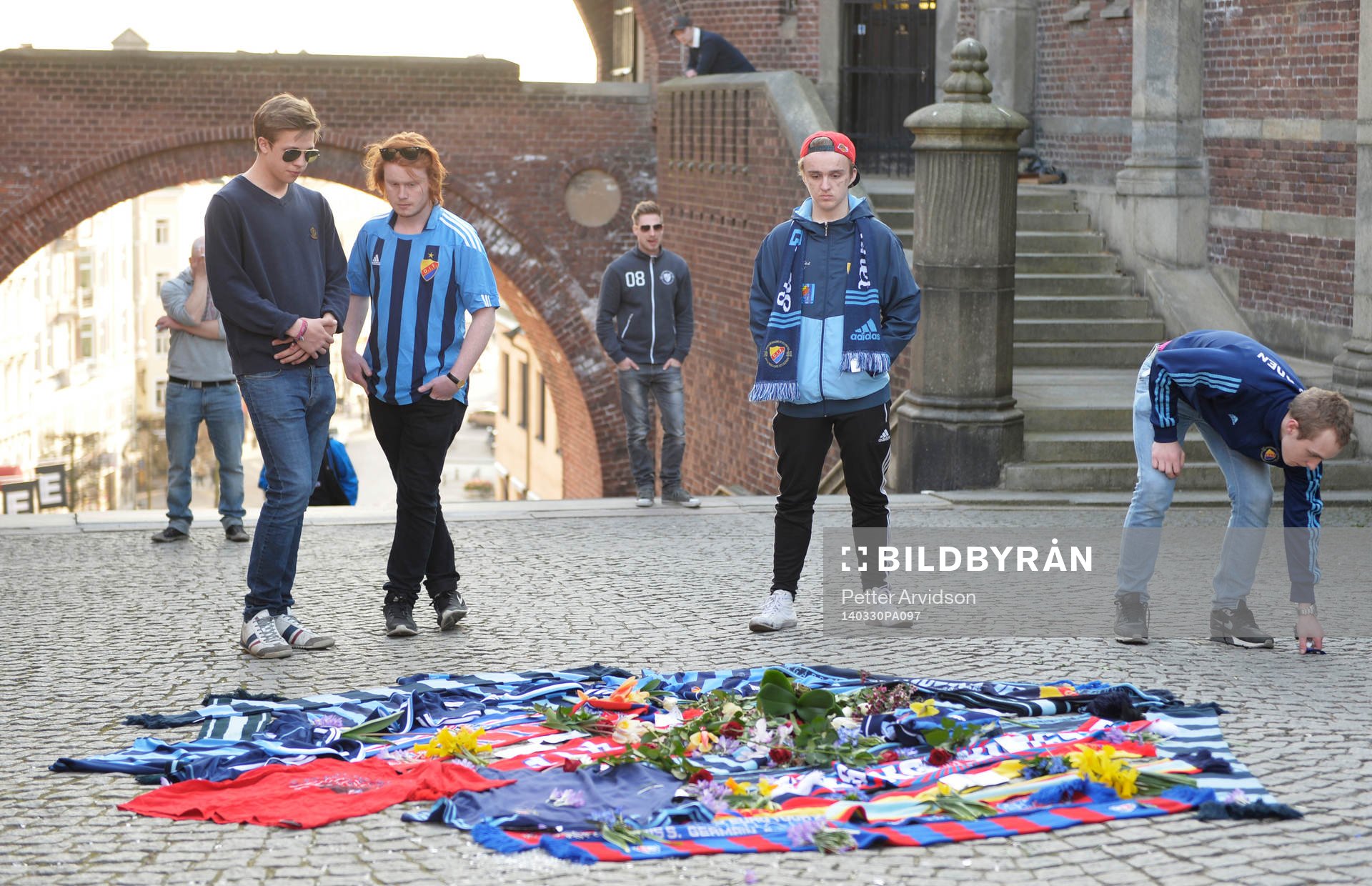 Djurgårdens och Helsingborgs supportrar har lagt tröjor