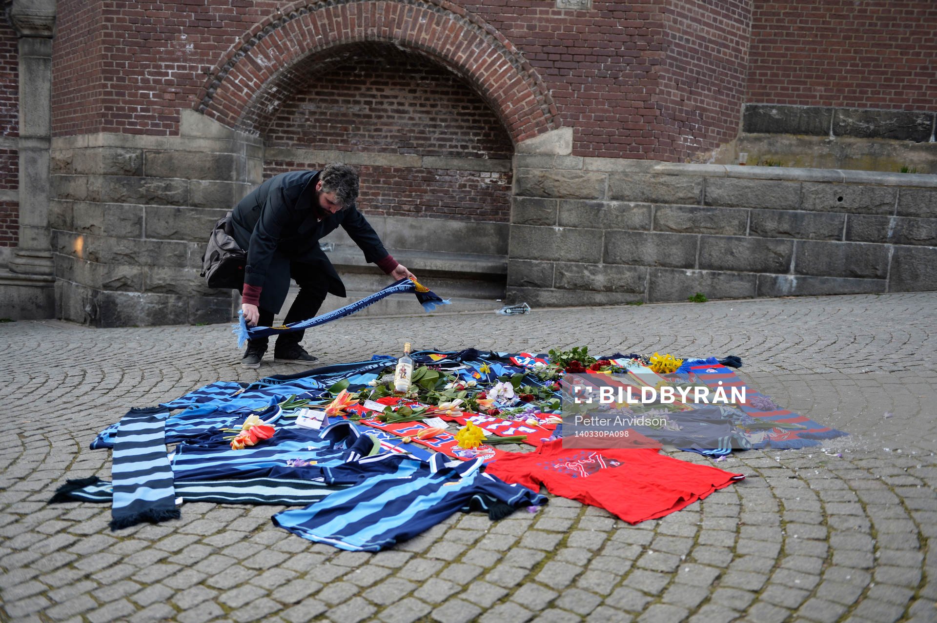 Djurgårdens och Helsingborgs supportrar har lagt tröjor